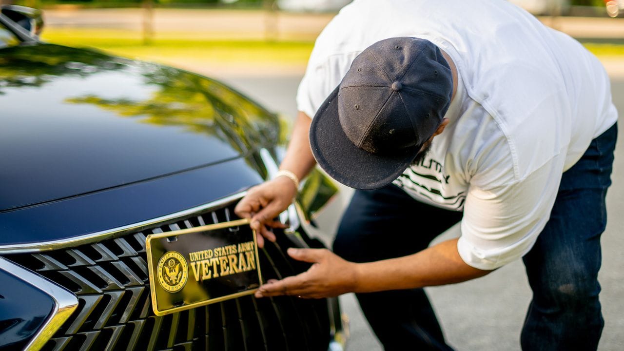 പല തരത്തിലുള്ള ആഗ്രഹങ്ങളും ജീവിതശൈലിയുമാണ് ഓരോ മനുഷ്യര്‍ക്കുമുള്ളത്. പുതിയ വാഹനങ്ങള്‍ വാങ്ങിച്ചാല്‍ ഫാന്‍സി നമ്പര്‍ സ്വന്തമാക്കാനുള്ള ശ്രമങ്ങളാകും ഭൂരിഭാഗം ആളുകളും നടത്തുന്നത്. സിനിമാ താരങ്ങളെല്ലാം തന്നെ ഉയര്‍ന്ന വില നല്‍കി ഫാന്‍സി നമ്പറുകള്‍ സ്വന്തമാക്കുന്ന വാര്‍ത്തകള്‍ എപ്പോഴും പുറത്തുവരാറുണ്ട്.  (Image Credits: Getty Images)