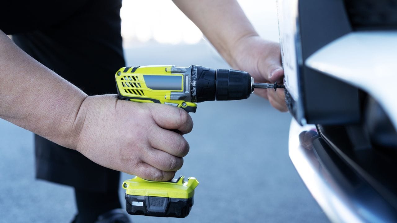 ലേല പ്രക്രിയ ഓട്ടോമേറ്റഡ് ആണെന്നും ഓണ്‍ലൈന്‍ വഴിയാണ് എല്ലാ കാര്യങ്ങളും നടക്കുന്നതെന്നും ഹരിയാന ട്രാന്‍സ്‌പോര്‍ട്ട് കമ്മീഷണര്‍ അതുല്‍ കുമാര്‍ പറഞ്ഞു. എന്നാല്‍ 1.17 കോടി രൂപയ്ക്ക് ഫാന്‍സി നമ്പര്‍ ആരെങ്കിലും സ്വന്തമാക്കിയോ എന്ന കാര്യം ഇപ്പോള്‍ സ്ഥിരീകരിക്കാനാകില്ലെന്നും അദ്ദേഹം പറയുന്നു. 

