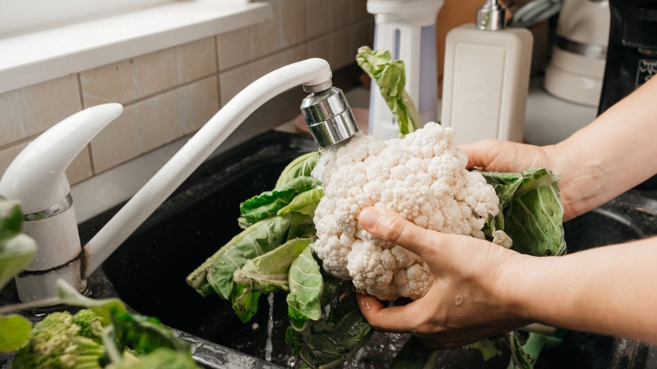 Cauliflower Clean​ing: കോളിഫ്ലവർ ഇങ്ങനെ വേണം വൃത്തിയാക്കാൻ: പുഴുക്കളും അഴുക്കും പമ്പ കടക്കും