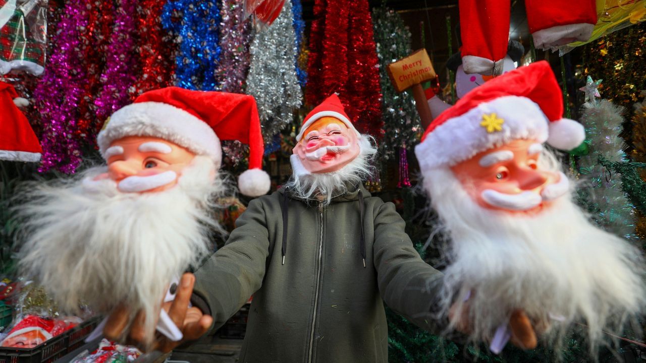 പരീക്ഷാ തീയതിയോടൊപ്പം ക്രിസ്മസ് അവധിയിലും മാറ്റം വരുത്താന് വിദ്യാഭ്യാസമന്ത്രി വി ശിവന്കുട്ടിയുടെ അധ്യക്ഷതയില് ചേര്ന്ന യോഗത്തില് തീരുമാനിക്കുകയായിരുന്നു. സംസ്ഥാനത്തെ വിദ്യാഭ്യാസ കലണ്ടര് പ്രകാരം ഡിസംബര് 11 മുതല് 18 വരെയായിരുന്നു ക്രിസ്മസ് പരീക്ഷ നടക്കേണ്ടയിരുന്നത്. എന്നാല് ഡിസംബറില് തദ്ദേശ തെരഞ്ഞെടുപ്പ് നടക്കുന്നതാണ് തീയതി മാറ്റാന് കാരണം.
