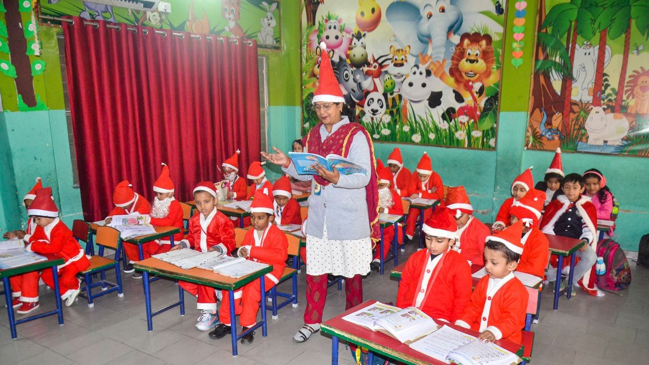 എന്നാല് ഇത്തവണ പത്തില് കൂടുതല് ദിവസം അവധികള് ഉണ്ടാകുമെന്ന വിവരമാണ് പുറത്തുവരുന്നത്. 23ന് അടയ്ക്കുന്ന വിദ്യാഭ്യാസ സ്ഥാപനങ്ങളില് ജനുവരി അഞ്ചിനായിരിക്കും വീണ്ടും തുറക്കുന്നത്. അതായത്, ഇത്തവണ വിദ്യാര്ഥികള്ക്ക് 12 ദിവസത്തെ അവധി ലഭിക്കും.