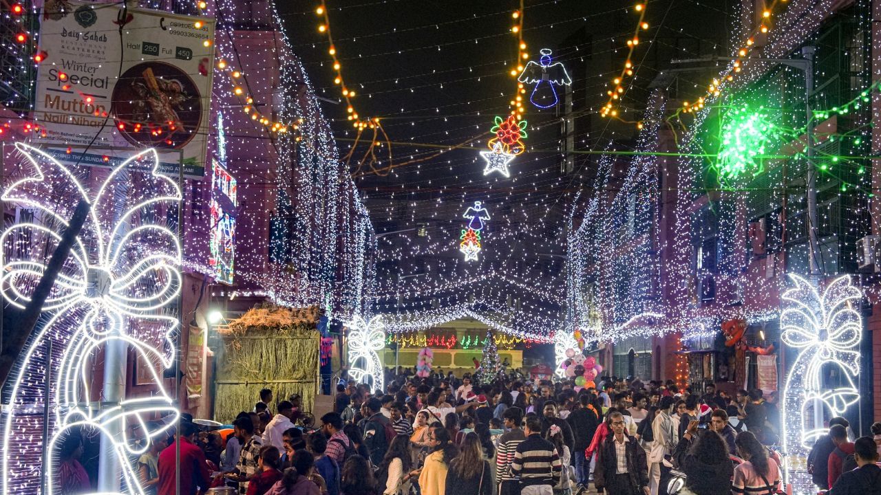 ഡിസംബര് 9, 11 തീയതികളിലാണ് സംസ്ഥാനത്ത് തിരഞ്ഞെടുപ്പ് നടക്കുന്നത്. ഡിസംബര് 13നാണ് വോട്ടെണ്ണല്. അതുകഴിഞ്ഞ ഡിസംബര് 15ന് പരീക്ഷകള് ആരംഭിക്കും.