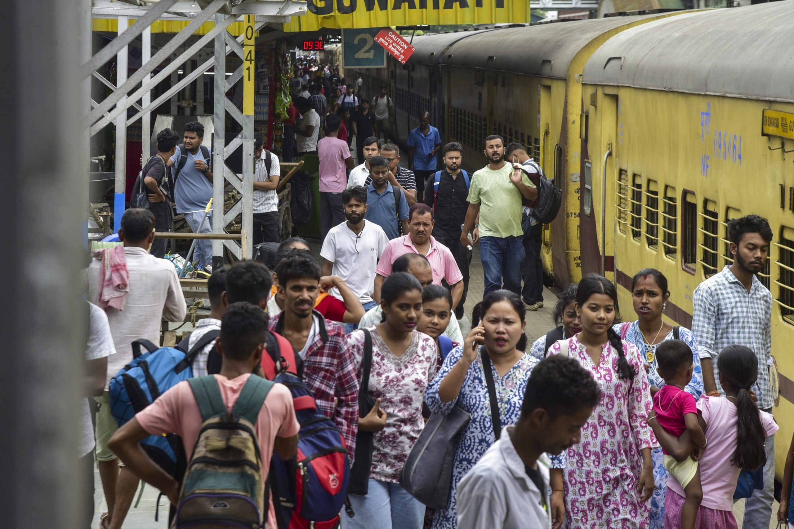 നാളെ ഒരു ട്രെയിൻ പൂർണമായും മറ്റ് ചില സർവീസുകൾ ഭാഗികമായി റദ്ദാക്കുകയും  ചെയ്തുതായി റെയിൽവെ അറിയിച്ചു. മറ്റ് സർവീസുകൾ ആലപ്പുഴ വഴി തിരിച്ചുവിടുകയും ചെയ്തു.