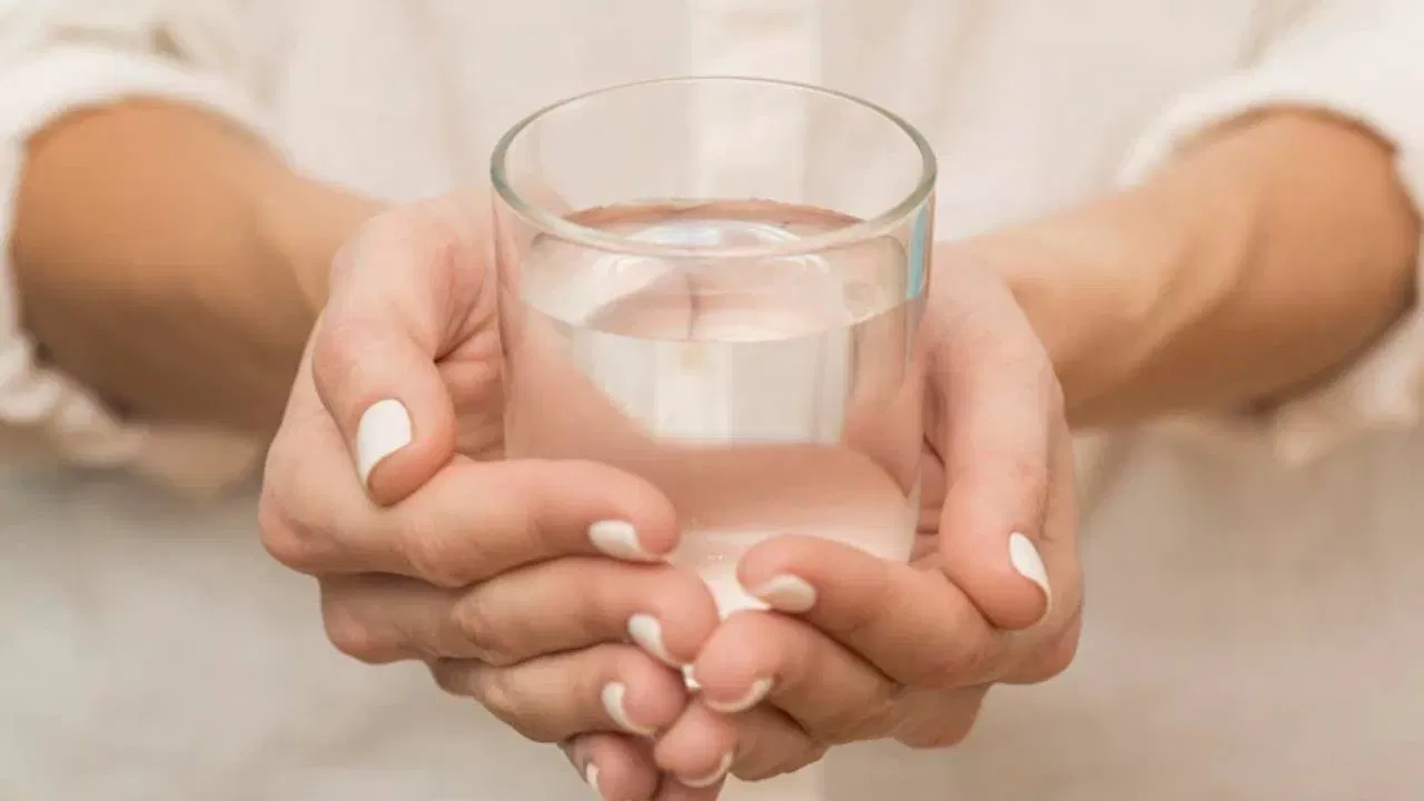 ശരീരത്തിൽ ആവശ്യത്തിന് ജലാംശമില്ലാതെ വരുമ്പോഴാണ് നിർജ്ജലീകരണം സംഭവിക്കുന്നത്. വിട്ടുമാറാത്ത ദാഹം, കടുംമഞ്ഞ നിറത്തിലുള്ള മൂത്രം, ചുണ്ടും ചർമ്മവും വരണ്ടുണങ്ങുക എന്നിവ പ്രധാന ലക്ഷണങ്ങളാണ്.