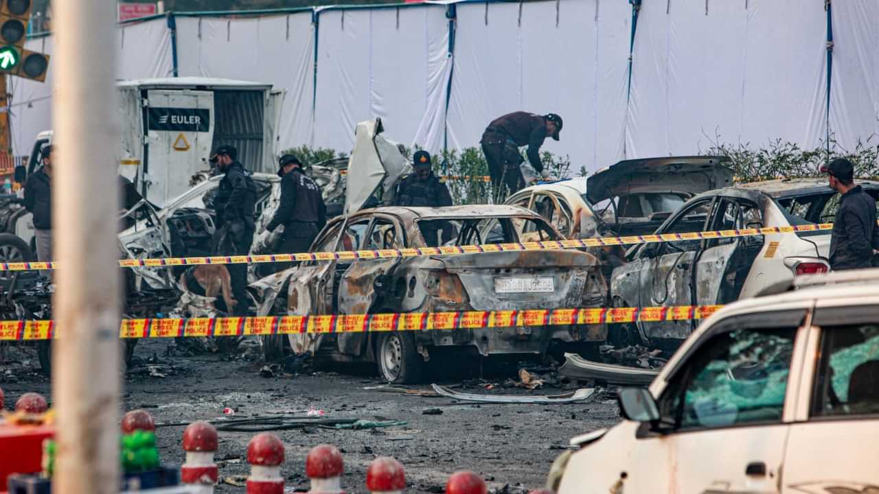Delhi Blast: ഡൽഹിയിലേത് ചാവേർ സ്ഫോടനമല്ല; സ്ഫോടകവസ്തുക്കൾ കൊണ്ടുപോകുമ്പോൾ പൊട്ടിത്തെറിച്ചതെന്ന് നിഗമനം