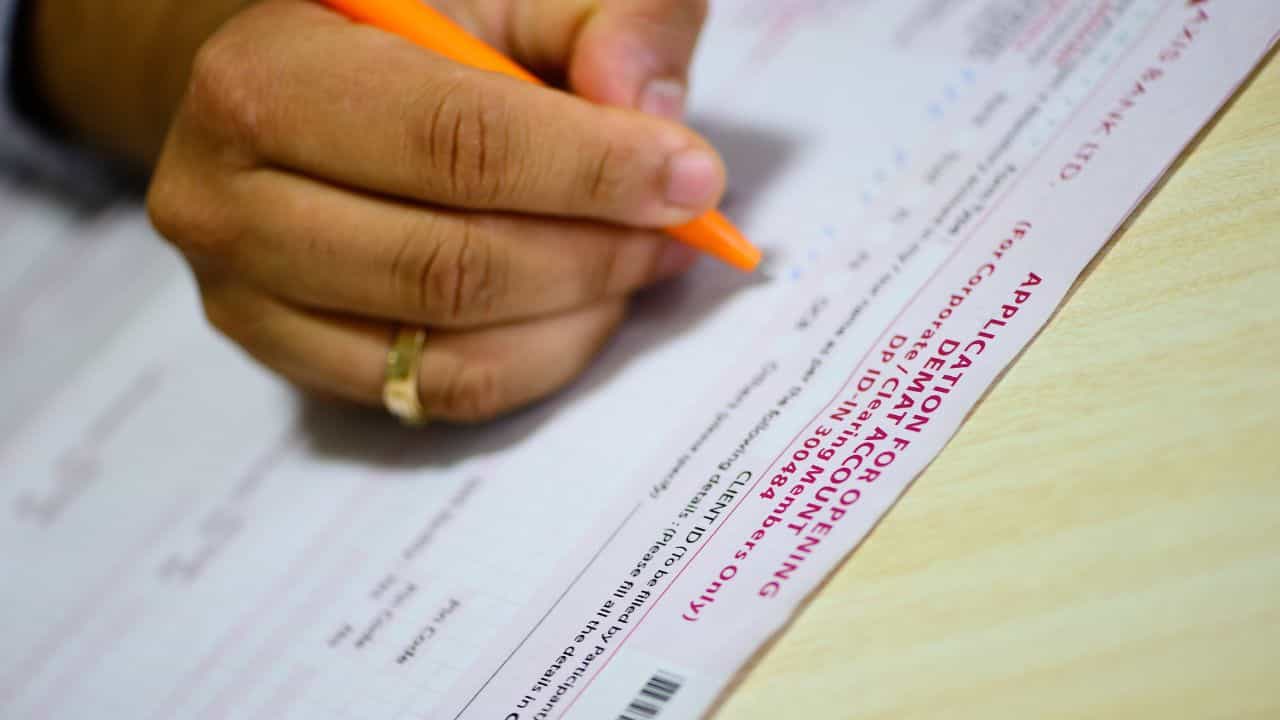 Demat Account: ഓഹരി വിപണിയില്‍ കടക്കാന്‍ ഡീമാറ്റ് അക്കൗണ്ട് വേണം; എങ്ങനെ ആരംഭിക്കാം