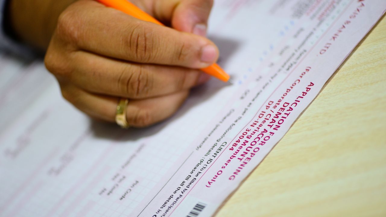 Demat Account: ഓഹരി വിപണിയില്‍ കടക്കാന്‍ ഡീമാറ്റ് അക്കൗണ്ട് വേണം; എങ്ങനെ ആരംഭിക്കാം