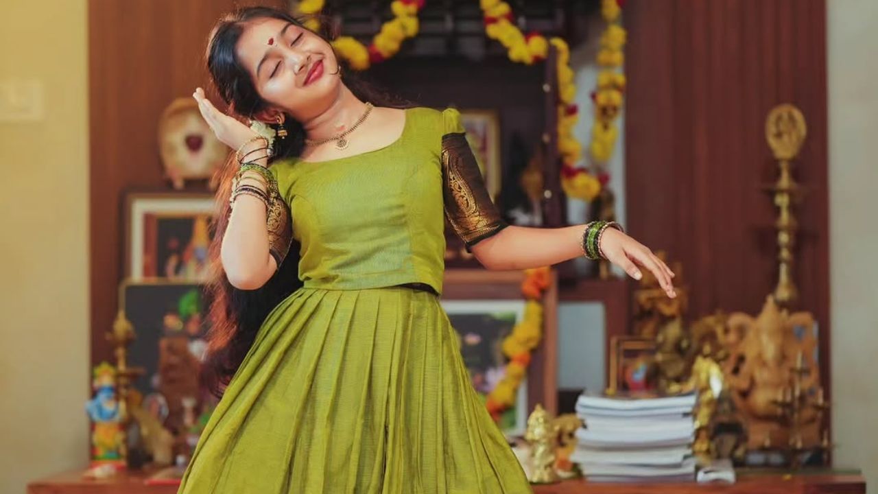 സ്ഥാനാർത്ഥി ശ്രീക്കുട്ടൻ, ഗു, ഫീനിക്സ്, എ ആർ എം അടക്കമുള്ള സിനിമകളിൽ കുട്ടികൾ അഭിനയിച്ചിട്ടുണ്ടെന്നും രണ്ടു കുട്ടികൾക്ക് അവാർഡ് കൊടുക്കാതെ ഇരുന്നു കൊണ്ടല്ല കൂടുതൽ കുട്ടികളുടെ സിനിമ ചെയ്യണം എന്ന് പറയാൻ ശ്രമിക്കേണ്ടത്. രണ്ടു കുട്ടികൾക്ക് അവാർഡ് നൽകി അത് പറഞ്ഞിരുന്നെങ്കിൽ കൂടുതൽ കുട്ടികൾക്ക് അത് ഊർജ്ജം ആയി മാറിയേനെ എന്നും ദേവനന്ദ വിമർശിച്ചു. (Photo: Social Media)
