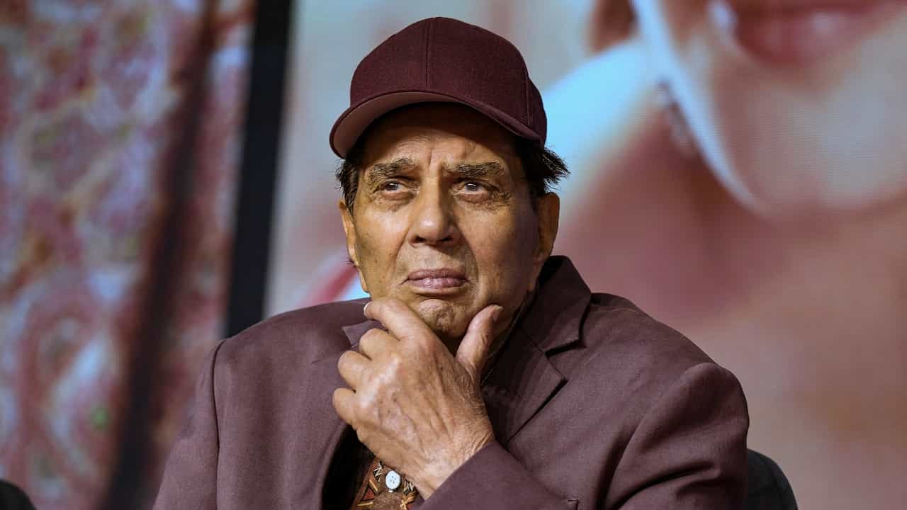 Dharmendra Health Update: ധർമേന്ദ്രയെ ആശുപത്രിയിൽ നിന്ന് ഡിസ്ചാർജ് ചെയ്തു; വീട്ടിൽ വച്ച് ചികിത്സ തുടരുമെന്ന് ഡോക്ടർ Dharmendra Health Update: ധർമേന്ദ്രയെ ആശുപത്രിയിൽ നിന്ന് ഡിസ്ചാർജ് ചെയ്തു; വീട്ടിൽ വച്ച് ചികിത്സ തുടരുമെന്ന് ഡോക്ടർ
