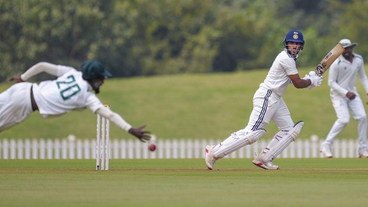 ഈ പ്രകടനത്തോടെ സീനിയര്‍ ടെസ്റ്റ് ടീമില്‍ ജൂറലിനെ ഒഴിവാക്കാനാകാത്ത സാഹചര്യമാണ് സംജാതമായിരിക്കുന്നത്. ഋഷഭ് പന്തിന് പരിക്കേറ്റപ്പോള്‍ ജൂറലായിരുന്നു സീനിയര്‍ ടീമിലെ വിക്കറ്റ് കീപ്പര്‍. പന്ത് തിരിച്ചെത്തുമ്പോള്‍ ജൂറലിന് സ്ഥാനം നഷ്ടമാകുമെന്നിരിക്കെയാണ് ഇന്ത്യ എയ്ക്ക് വേണ്ടി താരം തകര്‍പ്പന്‍ പ്രകടം പുറത്തെടുത്തത് (Image Credits: PTI)