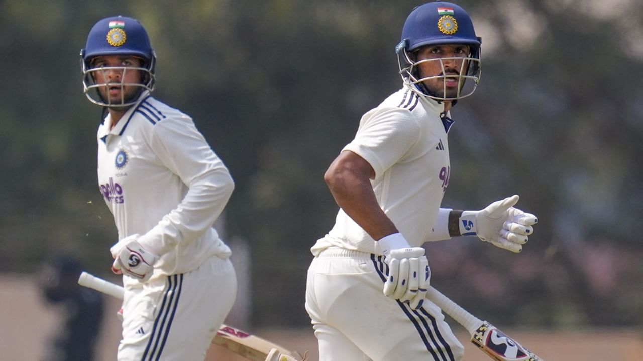 ഇനി ജൂറലിനെ ഒഴിവാക്കുക അത്ര എളുപ്പമല്ല. ദക്ഷിണാഫ്രിക്കയ്‌ക്കെതിരായ ടെസ്റ്റ് പരമ്പരയിൽ നിന്ന് ജൂറലിനെ ഒഴിവാക്കുന്നത് കോച്ചിനും, ക്യാപ്റ്റനും കൂടുതൽ ബുദ്ധിമുട്ടാകുമെന്ന്‌ മുൻ ഇന്ത്യൻ ഓൾറൗണ്ടർ രവിചന്ദ്രൻ അശ്വിൻ പറഞ്ഞു. ട്വിറ്ററിലൂടെയായിരുന്നു അശ്വിന്റെ പ്രതികരണം (Image Credits: PTI)