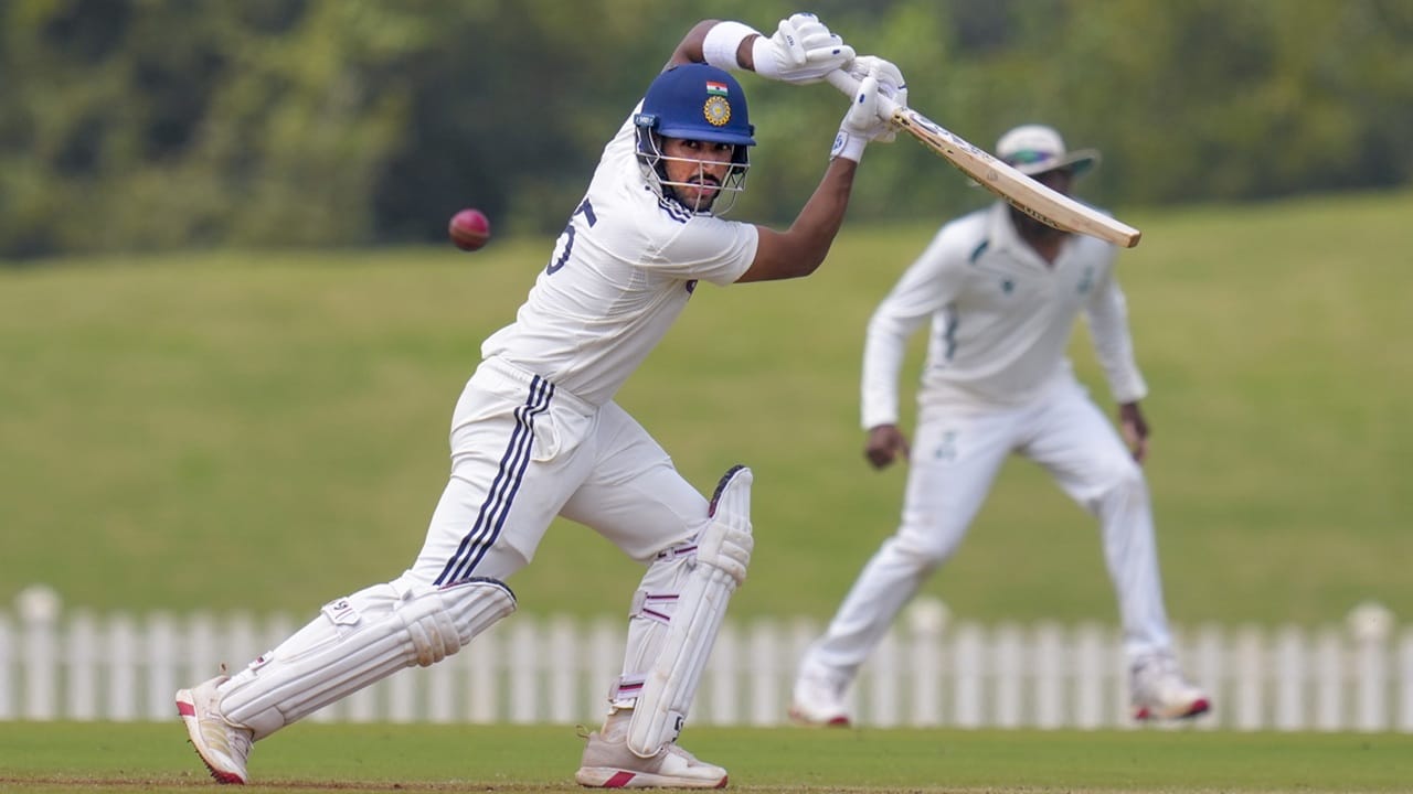 ഇന്ത്യ എയും ദക്ഷിണാഫ്രിക്ക എയും തമ്മിൽ നടക്കുന്ന അനൗദ്യോഗിക ടെസ്റ്റില്‍ തുടരെ തുടരെ സെഞ്ചുറികളുമായി ധ്രുവ് ജൂറല്‍. 159 പന്തിലാണ് ജൂറല്‍ സെഞ്ചുറി നേടിയത്. ഒരു 'എ ടെസ്റ്റ്' മത്സരത്തിലെ രണ്ട് ഇന്നിങ്‌സുകളിലും സെഞ്ചുറി നേടുന്ന രണ്ടാമത്തെ ഇന്ത്യന്‍ താരമായി ജൂറല്‍ മാറി. 2014ല്‍ നമാന്‍ ഓജയാണ് ഈ നേട്ടം ആദ്യം സ്വന്തമാക്കിയത് (Image Credits: PTI)