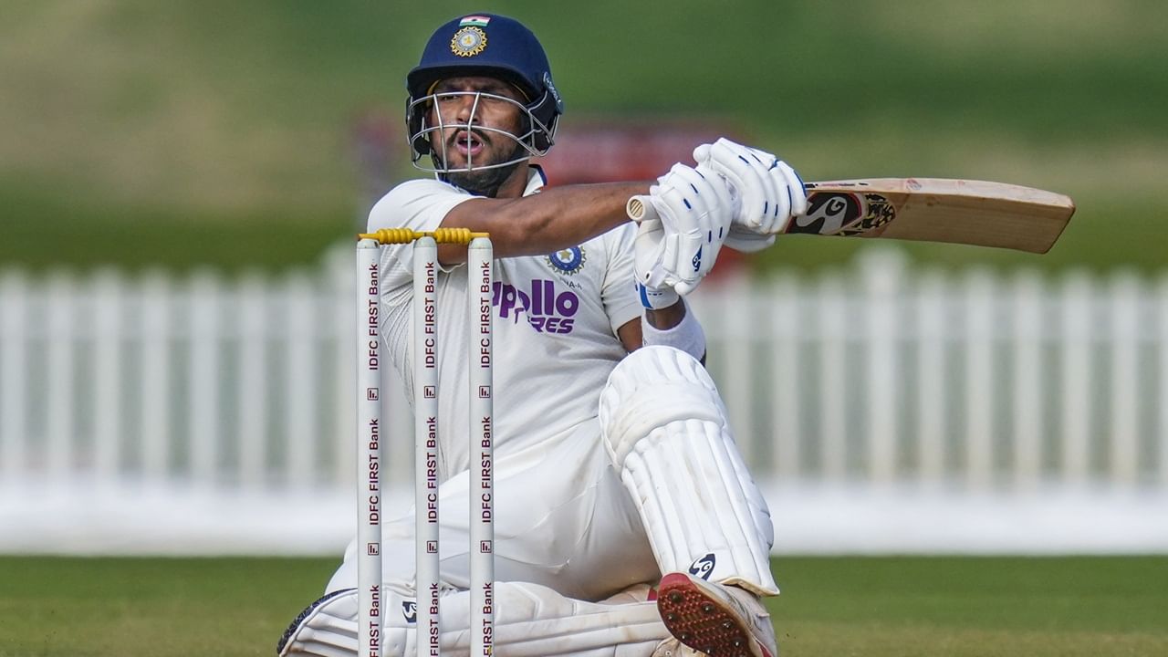 നാലാം നമ്പറിലായിരുന്നു ഗില്‍ കളിച്ചിരുന്നത്. ഒന്നാം ടെസ്റ്റില്‍ ഏഴാം നമ്പറില്‍ ബാറ്റ് ചെയ്ത ധ്രുവ് ജൂറലിനെ ഇന്ത്യ ഗുവാഹത്തിയില്‍ നാലാം നമ്പറില്‍ പരീക്ഷിച്ചേക്കും. അഞ്ചാം നമ്പറില്‍ പന്ത് കളിക്കും  (Image Credits: PTI)