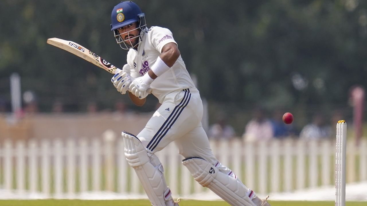 ജൂറല് ക്രീസിലെത്തുമ്പോള് ഇന്ത്യ എ നാലിന് 108 എന്ന നിലയിലായിരുന്നു. ഹാര്ഷ് ദുബെയ്ക്കൊപ്പം താരം 184 റണ്സിന്റെ കൂട്ടുക്കെട്ടുണ്ടാക്കി. ഹാര്ഷ് ദുബെ 84 റണ്സെടുത്തു (Image Credits: PTI)