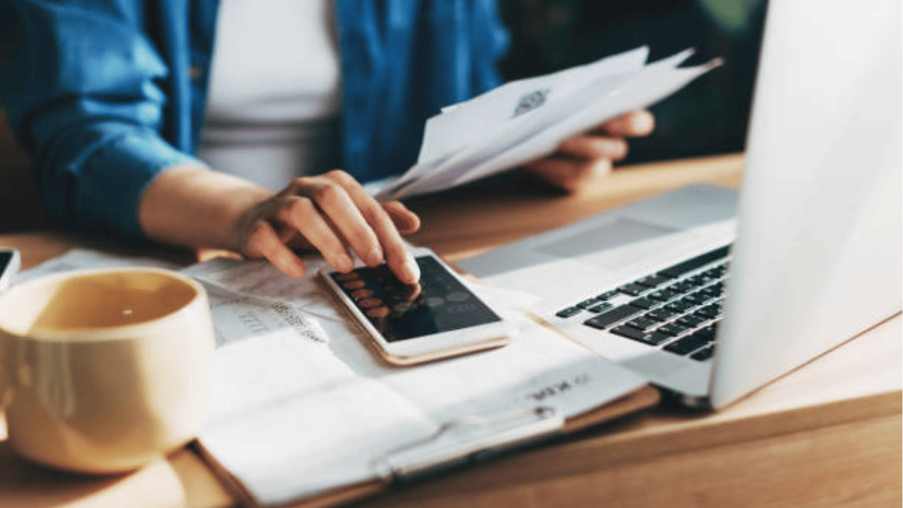 പലപ്പോഴും ട്രാൻസ്ഫർ പ്രക്രിയ മാസങ്ങളോളം നീണ്ടുപോകുമ്പോൾ, പഴയ പിഎഫ് അക്കൗണ്ടിന് പലിശ ലഭിക്കുന്നത് നിലച്ചിരുന്നു. എന്നാലിനി ട്രാൻസ്ഫർ തുക യഥാർത്ഥത്തിൽ കൈമാറ്റം ചെയ്യപ്പെടുന്നതുവരെ പലിശ ലഭിക്കുന്നത് തുടരും. (Image Credit: Getty Images)
