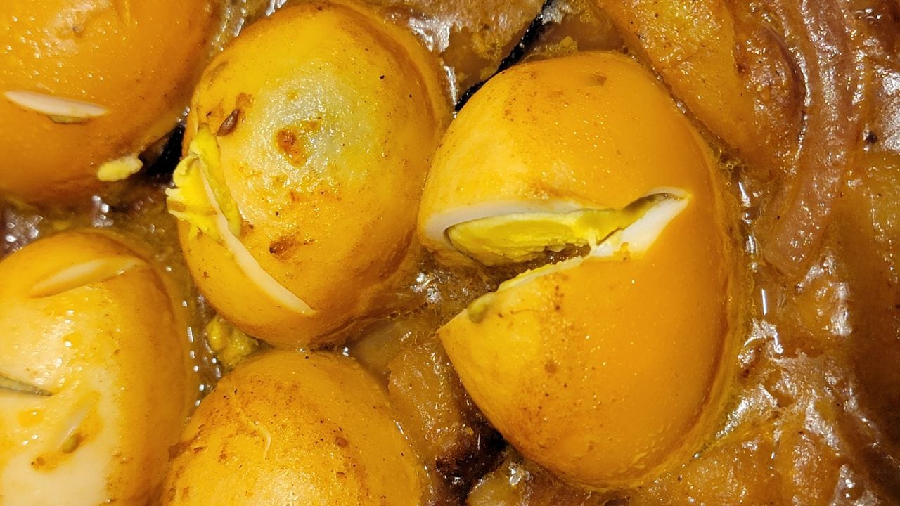 അവസാനമായി അരച്ച് തേങ്ങ ഇട്ട് നന്നായി തിളപ്പിക്കുക കറിവേപ്പില ചേർക്കുക. മുകളിലൂടെ അല്പം പച്ചവെളിച്ചെണ്ണയും ചേർത്ത് മൂടിവെക്കുക. രുചികരമായ മുട്ടക്കറി തയ്യാർ.(Photo: getty Images)