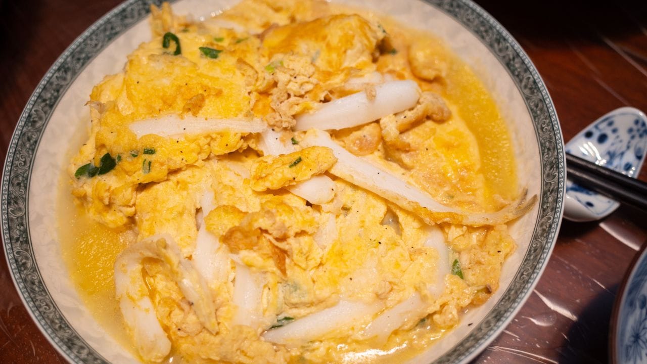 ശേഷം അതിലേക്ക് അല്പം മഞ്ഞപ്പൊടി മുളകുപൊടി എന്നിവ ചേർക്കുക. ഇവ നന്നായി മൂത്ത് വരുമ്പോൾ അതിലേക്ക് അല്പം വെള്ളവും ചേർത്ത് നന്നായി തിളപ്പിക്കുക. ഒപ്പം പുഴുങ്ങിയ മുട്ട ഒന്നു വരഞ്ഞു കൊടുത്തതിനു ശേഷം അതും ഇട്ടു നൽകുക. (Photo: getty Images)