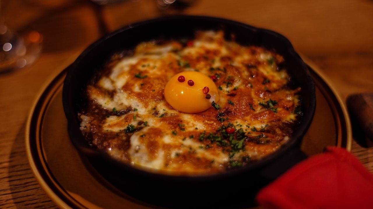 തക്കാളി, പച്ചമുളക്, ഇഞ്ചി വെളുത്തുള്ളി കറിവേപ്പില, നന്നായി പേസ്റ്റ് രൂപത്തിൽ അരച്ച തേങ്ങ ഒരു രണ്ട് ടേബിൾ സ്പൂൺ. ഒരു പാൻ അടുപ്പത്ത് വെച്ച് അതിലെ കൽപം വെളിച്ചെണ്ണ ഒഴിക്കുക. ശേഷം അതിലേക്ക് പച്ചമുളക് ഇഞ്ചി കറിവേപ്പില തുടങ്ങിയ ചേരുവകൾ എല്ലാം ഇട്ട് നന്നായി വഴറ്റിയെടുക്കുക. (Photo: Getty Images)