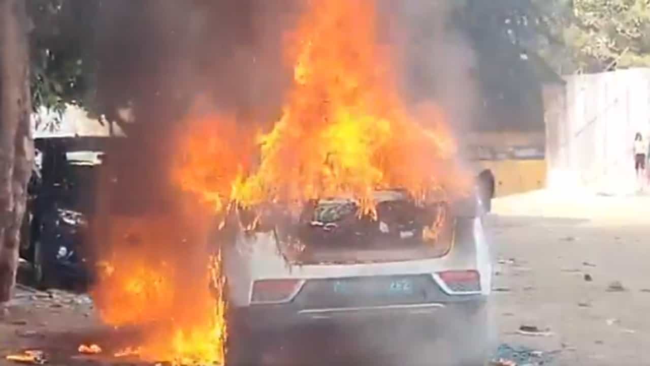 Electric Car: നിർത്തിയിട്ടിരുന്ന ഇലക്ട്രിക് കാറിന് തീപിടിച്ചു; സമീപത്തുണ്ടായിരുന്ന മറ്റൊരു കാറിനും നാശനഷ്ടം