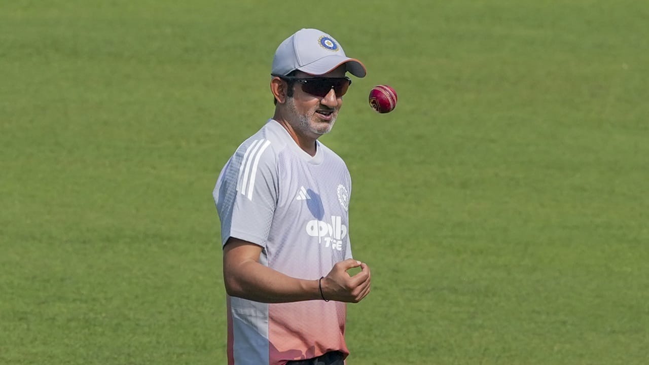 ഗംഭീറിന്റെ പരിശീലനത്തില്‍ 16 മാസത്തിനിടെ ഇന്ത്യ തോറ്റത് മൂന്ന് ടെസ്റ്റ് പരമ്പരകളാണ്. ഒന്നോ രണ്ടോ താരങ്ങളെ മാറ്റി നിര്‍ത്തിയാല്‍ റെഡ് ബോളില്‍ സമീപകാലത്ത് ഇന്ത്യ ബാറ്റിങിലും ബൗളിങിലും പരാജയമാണ്. വേള്‍ഡ് ചാമ്പ്യന്‍ഷിപ്പിലെ സാധ്യതകള്‍ക്കും ഈ പരാജയങ്ങള്‍ തിരിച്ചടിയാണ് (Image Credits: PTI)