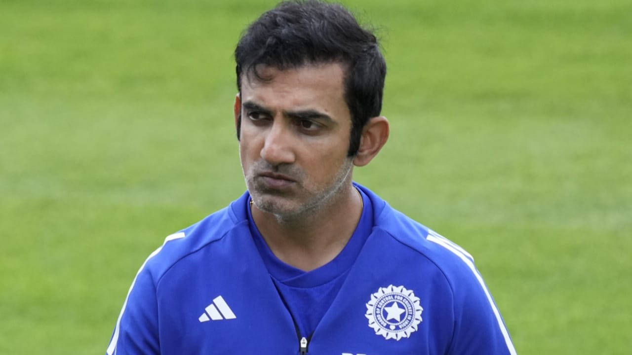 ഗംഭീര്‍ മൂന്ന് ഫോര്‍മാറ്റിലും പരിശീലകനായി തുടരും. മാറ്റത്തെക്കുറിച്ച് ആലോചിക്കുന്നില്ലെന്ന് ബിസിസിഐ വൃത്തങ്ങളെ ഉദ്ധരിച്ച് എഎന്‍ഐ റിപ്പോര്‍ട്ട് ചെയ്തു. ഗംഭീറില്‍ വിശ്വാസം അര്‍പ്പിക്കുകയാണ് ബിസിസിഐ (Image Credits: PTI)