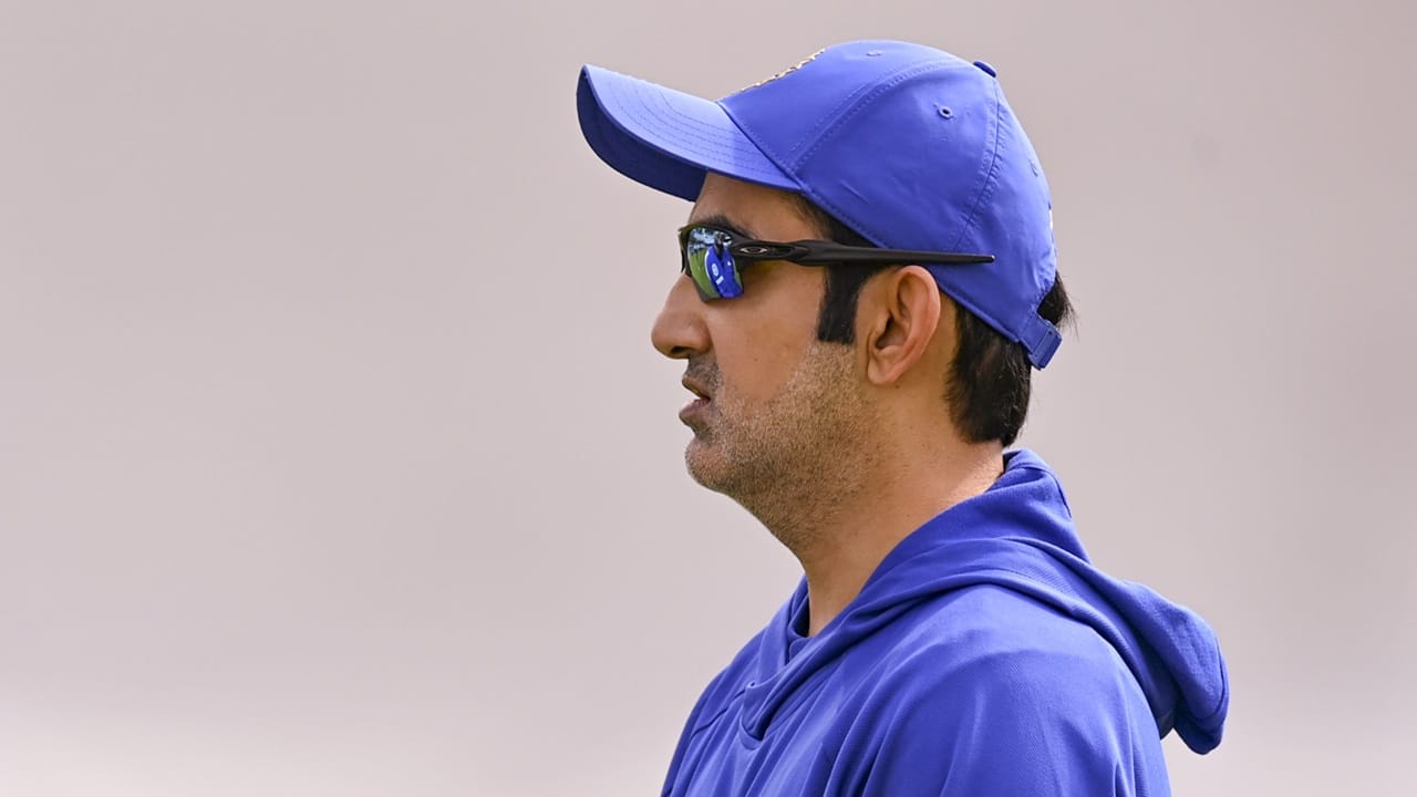 ദക്ഷിണാഫ്രിക്കയോട് പരമ്പരയിലെ രണ്ട് മത്സരങ്ങളും ഇന്ത്യ തോറ്റു. ഇതിന് മുമ്പ് ന്യൂസിലന്‍ഡിനെതിരെ നാട്ടില്‍ നടന്ന പരമ്പരയിലും ഇന്ത്യ തോറ്റിരുന്നു. ഈ ഇരട്ട പ്രഹരങ്ങളാണ് ഗംഭീറിന്റെ പരിശീലക സ്ഥാനത്തിനെതിരെ ചോദ്യചിഹ്നങ്ങളുയര്‍ത്തിയത് (Image Credits: PTI)