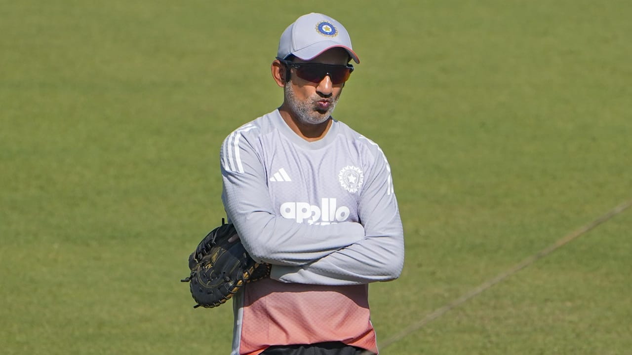 ദക്ഷിണാഫ്രിക്കയ്‌ക്കെതിരെ സ്വന്തം നാട്ടില്‍ ടെസ്റ്റ് പരമ്പര അടിയറവ് വച്ചതിന് പിന്നാലെ ഇന്ത്യന്‍ ടീം പരിശീലകന്‍ ഗൗതം ഗംഭീറിനെതിരെ ആരാധക രോക്ഷം ഇരമ്പുകയാണ്. റെഡ് ബോളില്‍ പരിശീലകനെന്ന നിലയില്‍ ഗംഭീറിന് തിളങ്ങാനായിട്ടില്ല. ഇതോടെ ഗംഭീറിനെ മാറ്റണമെന്നാണ് ആരാധകരുടെ ആവശ്യം (Image Credits: PTI)