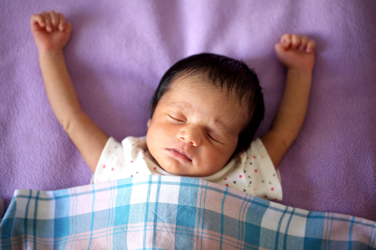 വൃക്കകൾ രക്തം ഫിൽട്ടർ ചെയ്യുന്ന ആന്തരിക അവയവങ്ങളാണെന്നും ഡയപ്പറുകൾ ബാഹ്യ ഉപയോ​ഗത്തിനുള്ള വസ്തവാണെന്നും ആരോ​ഗ്യ വിദ​ഗ്ധ ചൂണ്ടികാട്ടി. ഡയപ്പറുകൾ ഇടയ്ക്കിടെ മാറ്റാതിരിക്കുമ്പോഴാണ് കുഞ്ഞുങ്ങളിൽ ചില ചർമ്മപ്രശ്നങ്ങളും മറ്റ് അസ്വസ്ഥതകളും ഉണ്ടാകുന്നതെന്നും അവർ വ്യക്തമാക്കുന്നു. അതിനാൽ ഓരോ 3 മുതൽ 4 മണിക്കൂർ ഇടവേളകളിൽ ഡയപ്പറുകൾ മാറ്റാൻ ശ്രമിക്കണം. (Image Credits: Getty Images)