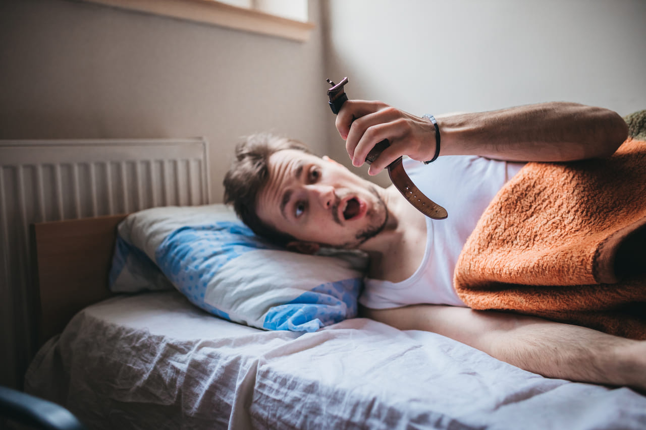 അതിരാവിലെ ഉറക്കമുണരുന്നത് ഏതൊരാൾക്കും അല്പം മടിയുള്ള കാര്യമാണ്. പ്രത്യേകിച്ച മഴയും മഞ്ഞുമുള്ള സമയങ്ങളിൽ. വൈകി ഉറങ്ങുന്നതും വൈകി എഴുന്നേൽക്കുന്നതും ശരീരത്തിന് വളരെ ദോഷകരമാണെന്ന് നമുക്ക് അറിയാവുന്നതാണ്. എന്നാൽ സ്ഥിരമായി വൈകി എഴുന്നേൽക്കുന്നത് ശരീരത്തിന്റെ ഏറ്റവും അത്യാവശ്യമായ പോഷകങ്ങളിലൊന്നായ വിറ്റാമിൻ ഡി അളവ് കുറയാൻ കാരണമാകുമെന്നാണ് വിദഗ്ധർ പറയുന്നത്. (Image Credits: Getty Images)