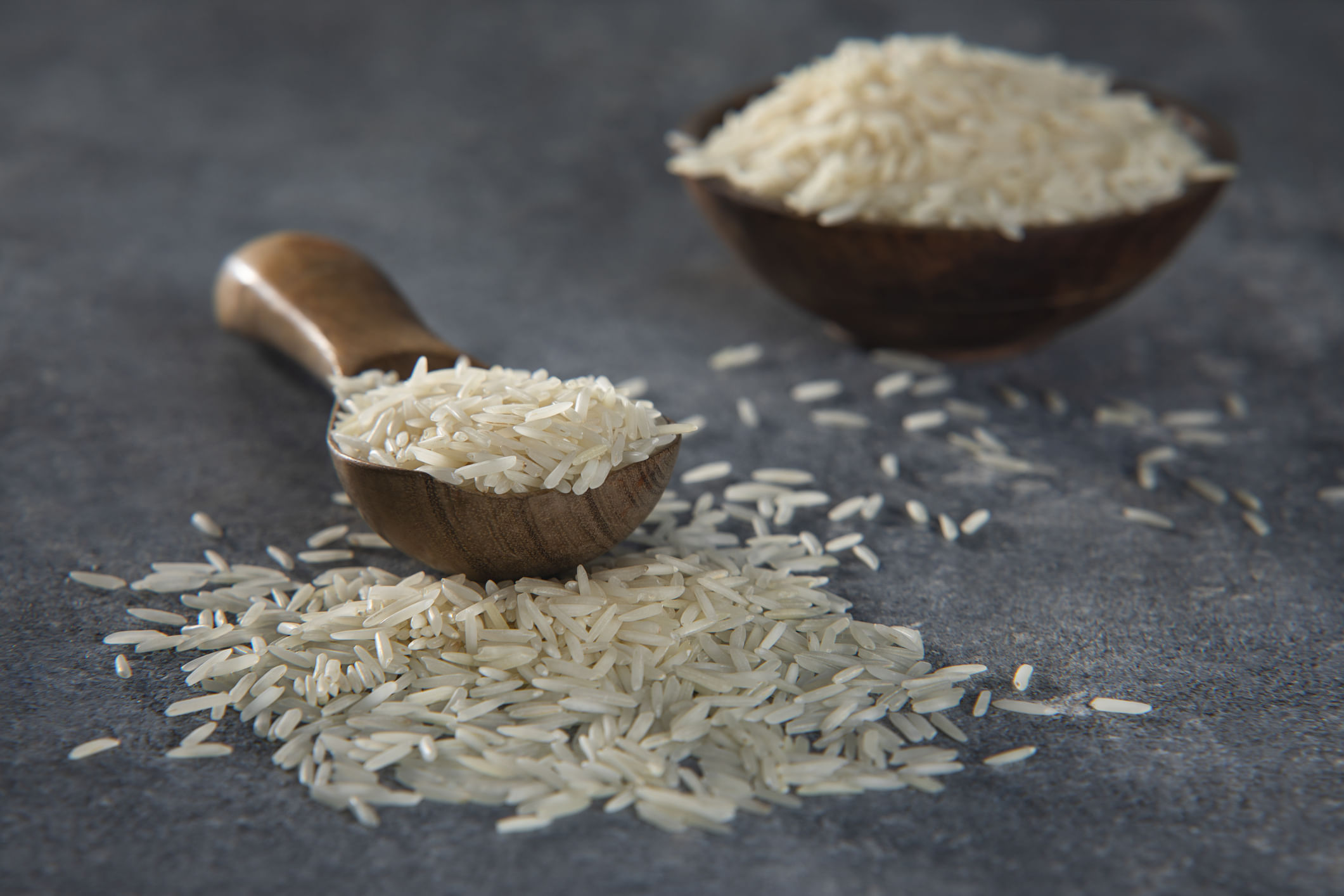 പ്രാണികളുടെ ശല്യം കുറയ്ക്കാൻ ആര്യവേപ്പില വളരെ നല്ലൊരു മാർ​ഗമാണ്. പ്രാണികൾ വരുന്ന പാത്രത്തിൽ രണ്ട് മൂന്ന് ആര്യവേപ്പില ഇട്ട് വയ്ക്കുക. ഇത് പ്രാണികളുടെ ശല്യം താരതമ്യേന കുറയ്ക്കുന്നു. ആര്യവേപ്പില പോലെ തന്നെ ഉപയോഗപ്രദമായ ഒന്നാണ് ഗ്രാമ്പുവും. പ്രാണികളെ അകറ്റാൻ ഗ്രാമ്പൂ ഇട്ട് വച്ചാൽ മതി. (Image Credits: Getty Images)