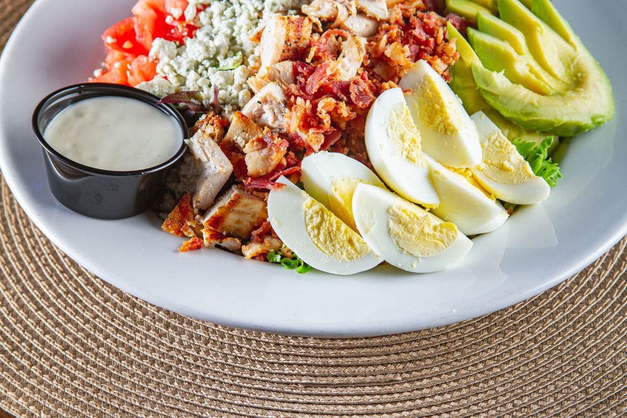 നിങ്ങൾ ശരീരഭാരം കുറയ്ക്കാൻ കഷ്ട്ടപ്പെടുന്നവരാണെങ്കിൽ ചിക്കനാണോ മുട്ടയാണോ ഏറ്റവും നല്ലത്.  മെലിഞ്ഞ പ്രോട്ടീന്റെ വളരെ നല്ലൊരു ഉറവിടമാണ് ചിക്കൻ. അതിനാൽ ശരീരഭാരം കുറയ്ക്കാൻ ആ​ഗ്രഹിക്കുന്നവർക്ക് ചിക്കൻ നല്ലൊരു ഭക്ഷണമാണ്. മുട്ടയിലാകട്ടെ മിതമായ പ്രോട്ടീൻ മാത്രമാണുള്ളത്. മുട്ടയുടെ മഞ്ഞക്കരു വിറ്റാമിനുകൾ, ധാതുക്കൾ, ആരോഗ്യകരമായ കൊഴുപ്പുകൾ എന്നിവയാൽ സമ്പന്നമാണ്. (Image Credits: Getty Images)