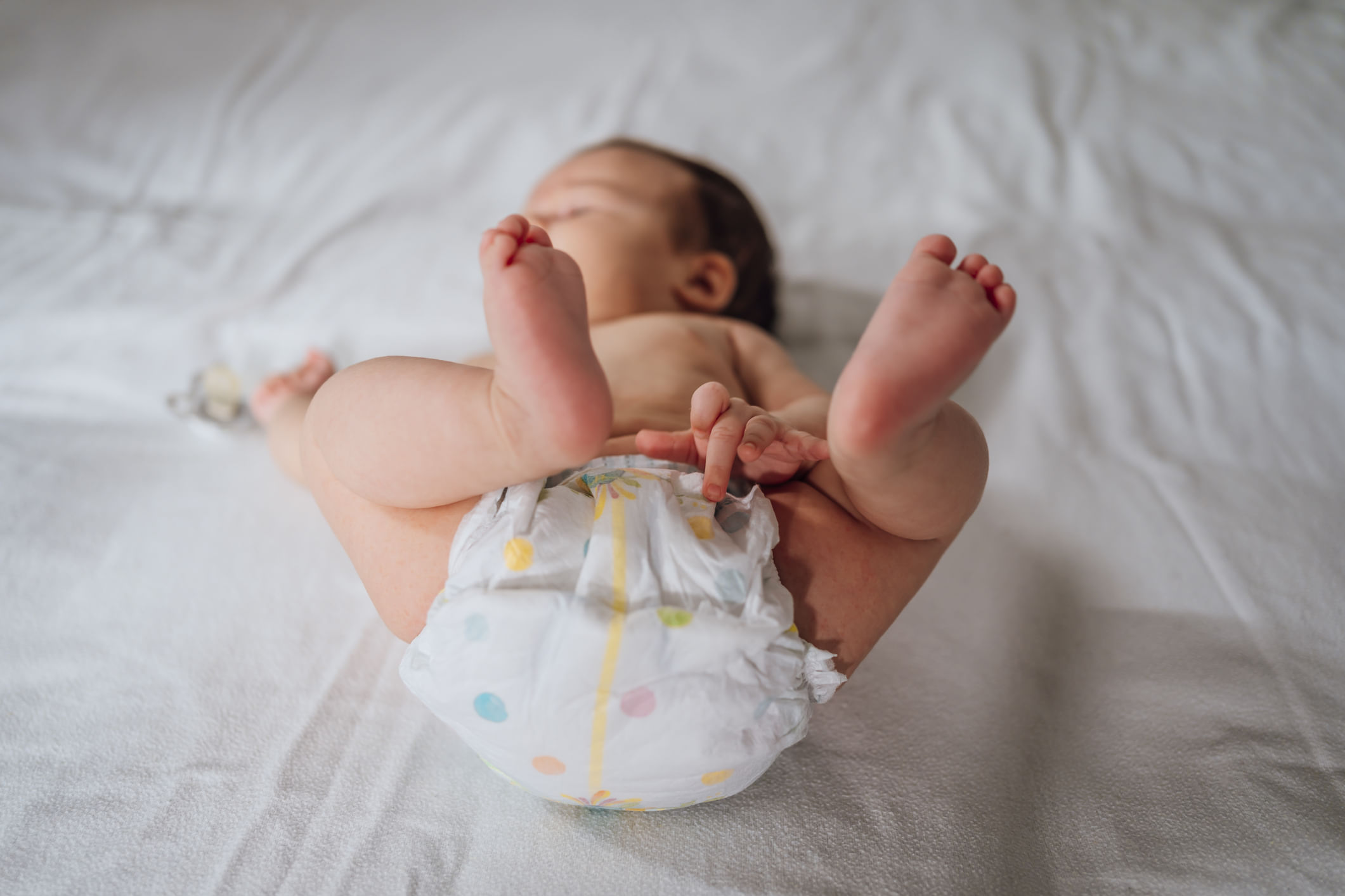 ശുചിത്വക്കുറവ് മൂലം മൂത്രാശയത്തിലോ ചർമ്മത്തിലോ അണുബാധ, തിണർപ്പ്, ഡയപ്പർ ഡെർമറ്റൈറ്റിസ് തുടങ്ങിയ അവസ്ഥയ്ക്ക് കാരണമാകുന്നു. മൂത്രാശയ അണുബാധ കുഞ്ഞുങ്ങളിൽ ​ഗുരുതരമാകുകയാണെങ്കിൽ, അത് ചില സാഹചര്യങ്ങളിൽ വൃക്കകളുടെ ആരോഗ്യത്തെ ബാധിച്ചേക്കാം. പക്ഷേ ഒരിക്കലും അത് ഡയപ്പറുകളുടെ ഉപയോ​ഗം മൂലമല്ല, മറിച്ച് ശുചിത്വക്കുറവ് മൂലം മാത്രമാണ്. (Image Credits: Getty Images)
