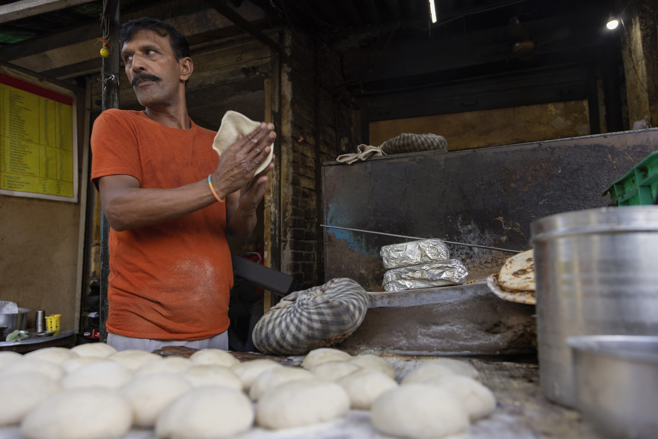 അത്തരത്തിൽ ചപ്പാത്തി മാവ് ബാക്കി വന്നാൽ നിങ്ങൾ എന്താണ് ചെയ്യുന്നത്. സാധാരണയായി  ഫ്രി‍ഡ്ജിൽ വയ്ക്കും. എന്നാൽ ഇവ പിന്നീട് ഉപയോ​ഗിക്കാൻ പറ്റുമോ ഇല്ലയോ എന്നത് എത്ര പേർക്ക് അറിയാം. കാർബോഹൈഡ്രേറ്റുകളാൽ സമ്പുഷ്ടവുമായ ​ചപ്പാത്തി മാവ്, ശരിയായി സൂക്ഷിച്ചില്ലെങ്കിൽ സൂക്ഷ്മജീവികളുടെ വളർച്ചയ്ക്ക് കാരണമായേക്കും. (Image Credits: Getty Images)
