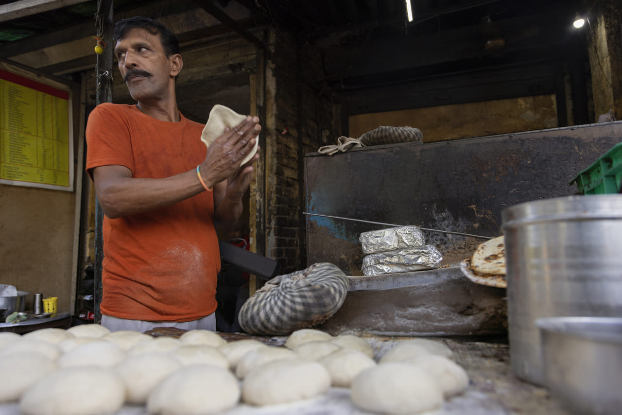 അത്തരത്തിൽ ചപ്പാത്തി മാവ് ബാക്കി വന്നാൽ നിങ്ങൾ എന്താണ് ചെയ്യുന്നത്. സാധാരണയായി  ഫ്രി‍ഡ്ജിൽ വയ്ക്കും. എന്നാൽ ഇവ പിന്നീട് ഉപയോ​ഗിക്കാൻ പറ്റുമോ ഇല്ലയോ എന്നത് എത്ര പേർക്ക് അറിയാം. കാർബോഹൈഡ്രേറ്റുകളാൽ സമ്പുഷ്ടവുമായ ​ചപ്പാത്തി മാവ്, ശരിയായി സൂക്ഷിച്ചില്ലെങ്കിൽ സൂക്ഷ്മജീവികളുടെ വളർച്ചയ്ക്ക് കാരണമായേക്കും. (Image Credits: Getty Images)