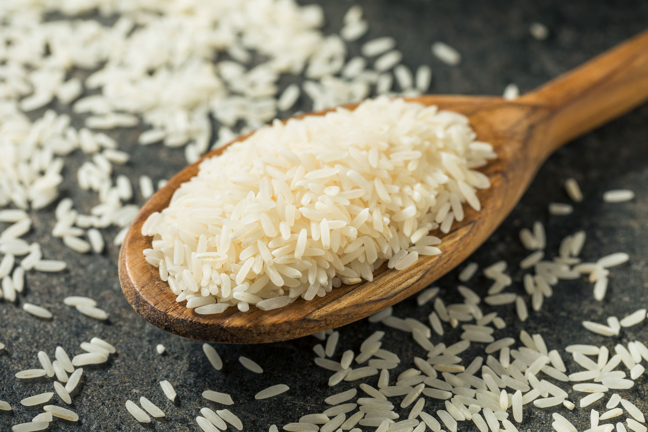 കുറഞ്ഞത് ഒരു മാസത്തേക്കോ രണ്ട് ആഴ്ച്ചത്തേക്കോ ഉള്ള അരി എപ്പോഴും എല്ലാ വീടുകളിലുമുണ്ടാകും. പക്ഷേ വളരെക്കാലം സൂക്ഷിച്ചുവയ്ക്കുമ്പോൾ അരിക്കുള്ളിൽ ഒരുതരം പുഴുക്കളെയും പ്രാണികളെയും കണ്ടുവരാറുണ്ട്. എവിടെ നിന്നാണ് ഈ പ്രാണികൾ വരുന്നതെന്നോ എങ്ങനെ ഇവയെ പ്രതിരോധിക്കേണ്ടതെന്നോ പലർക്കും അറിയില്ലെന്നതാണ് സത്യം. (Image Credits: Getty Images)
