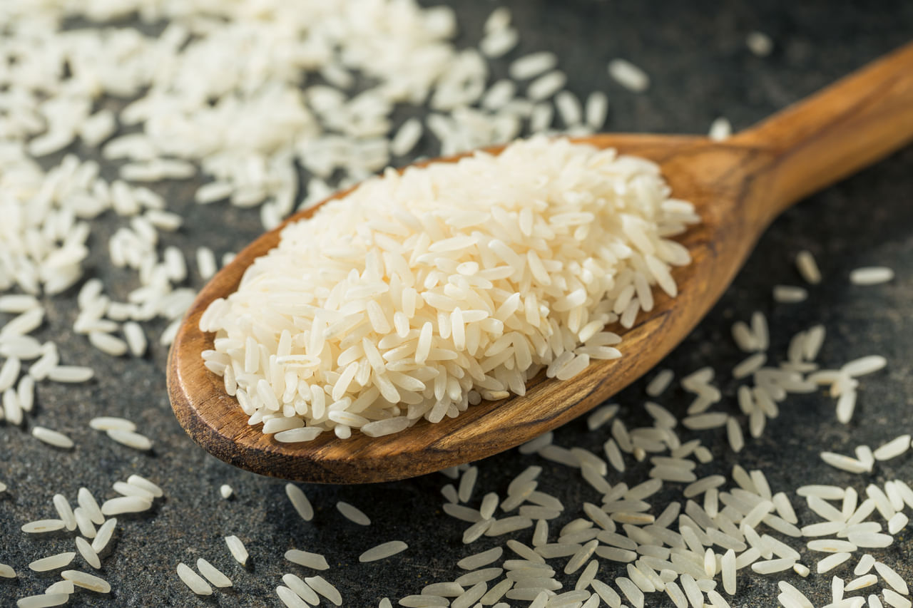 കുറഞ്ഞത് ഒരു മാസത്തേക്കോ രണ്ട് ആഴ്ച്ചത്തേക്കോ ഉള്ള അരി എപ്പോഴും എല്ലാ വീടുകളിലുമുണ്ടാകും. പക്ഷേ വളരെക്കാലം സൂക്ഷിച്ചുവയ്ക്കുമ്പോൾ അരിക്കുള്ളിൽ ഒരുതരം പുഴുക്കളെയും പ്രാണികളെയും കണ്ടുവരാറുണ്ട്. എവിടെ നിന്നാണ് ഈ പ്രാണികൾ വരുന്നതെന്നോ എങ്ങനെ ഇവയെ പ്രതിരോധിക്കേണ്ടതെന്നോ പലർക്കും അറിയില്ലെന്നതാണ് സത്യം. (Image Credits: Getty Images)