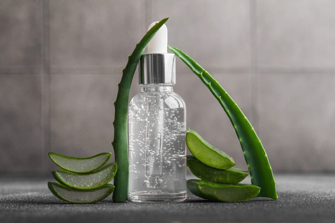 ചിയ വിത്തുകൾ ചെറുതാണെങ്കിലും മുടി വളർച്ചയ്ക്ക് വളരെ നല്ലതാണ്. അവയിൽ ഒമേഗ-3 ഫാറ്റി ആസിഡുകൾ, പ്രോട്ടീൻ, സിങ്ക് എന്നിവ ധാരാളം അടങ്ങിയിട്ടുണ്ട്. ഇവയെല്ലാം മുടി വളർച്ചയ്ക്ക് അത്യാവശ്യമാണ്. ഒമേഗ-3 രോമകൂപങ്ങളെ പോഷിപ്പിക്കുന്നു, ഇത് മുടിയുടെ ഫോളിക്കിളുകളെ ശക്തമാക്കുകയും പൊട്ടിപ്പോകാനുള്ള സാധ്യത കുറയ്ക്കുകയും ചെയ്യുന്നു. പ്രോട്ടീൻ കേടായ മുടിയെ പോഷിപ്പിക്കുന്നു. അതേസമയം സിങ്ക് താരൻ അകറ്റി നിർത്തുകയും എണ്ണ ഉൽപാദനം സന്തുലിതമാക്കുകയും ചെയ്യുന്നു. (Image Credits: Getty Images)