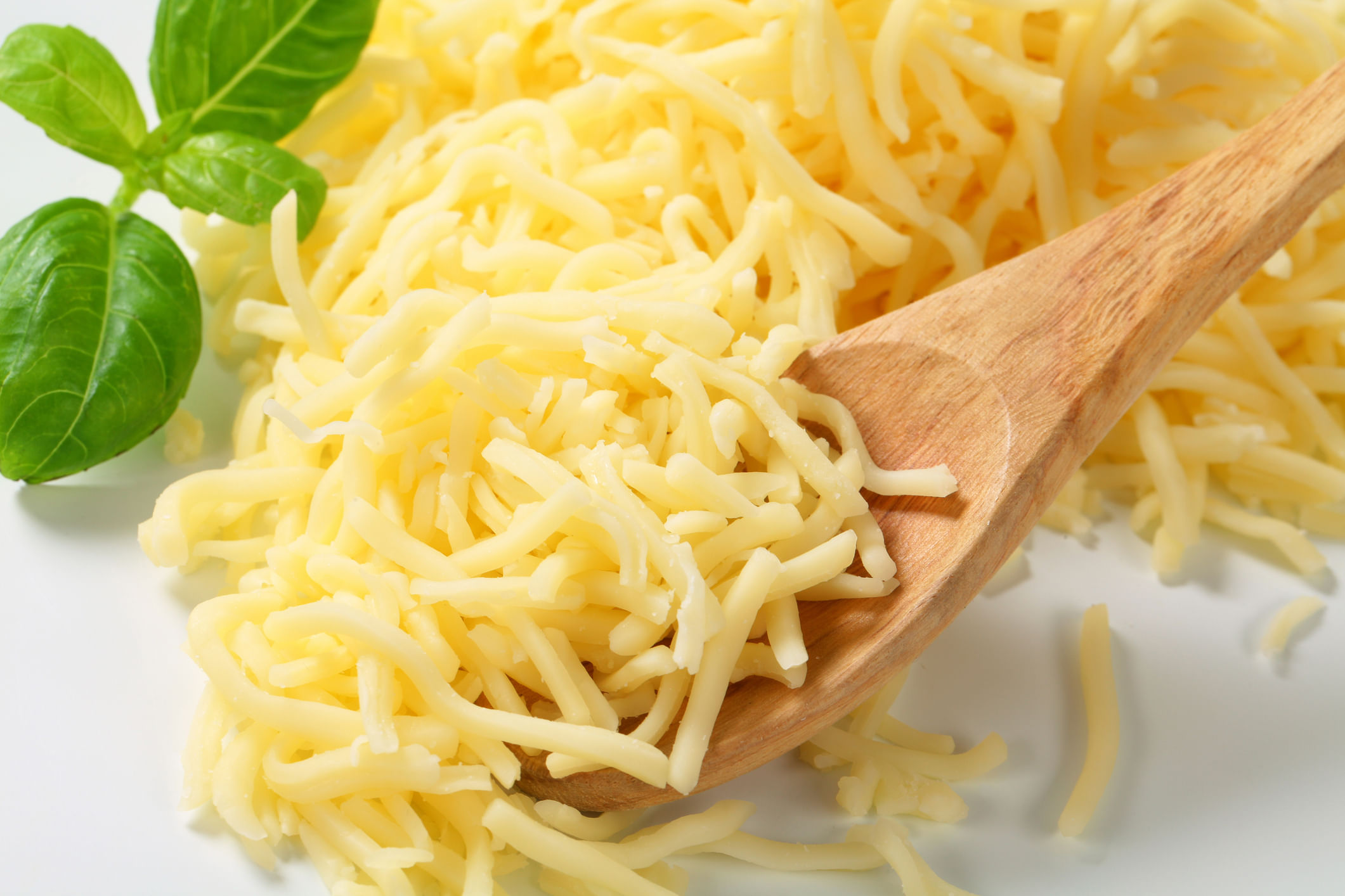 ശീരഭാരം: ചീസ് കഴിക്കുമ്പോൾ നിങ്ങളുടെ വയറ് വേഗത്തിൽ നിറയുകയും കൂടുതൽ നേരം വിശപ്പ് അകറ്റി നിർത്തുകയും ചെയ്യുന്നു. അതിലൂടെ അമിതമായി ഭക്ഷണം കഴിക്കുന്നത് തടയുകയും ശരീരഭാരം ആരോ​ഗ്യകരമായി നിലനിർത്തുകയും ചെയ്യാം.  ഉയർന്ന സോഡിയം രക്തസമ്മർദ്ദം വർദ്ധിപ്പിക്കും, അതിനാൽ ലേബലുകൾ പരിശോധിച്ച് കുറഞ്ഞ സോഡിയമുള്ളവ തിരഞ്ഞെടുക്കുക. (Getty Images)
