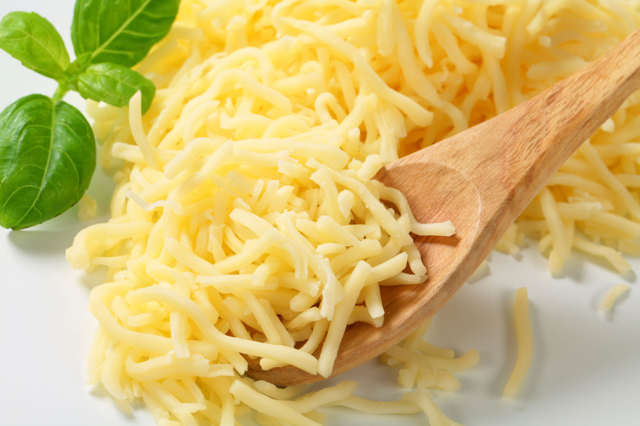 ശീരഭാരം: ചീസ് കഴിക്കുമ്പോൾ നിങ്ങളുടെ വയറ് വേഗത്തിൽ നിറയുകയും കൂടുതൽ നേരം വിശപ്പ് അകറ്റി നിർത്തുകയും ചെയ്യുന്നു. അതിലൂടെ അമിതമായി ഭക്ഷണം കഴിക്കുന്നത് തടയുകയും ശരീരഭാരം ആരോ​ഗ്യകരമായി നിലനിർത്തുകയും ചെയ്യാം.  ഉയർന്ന സോഡിയം രക്തസമ്മർദ്ദം വർദ്ധിപ്പിക്കും, അതിനാൽ ലേബലുകൾ പരിശോധിച്ച് കുറഞ്ഞ സോഡിയമുള്ളവ തിരഞ്ഞെടുക്കുക. (Getty Images)