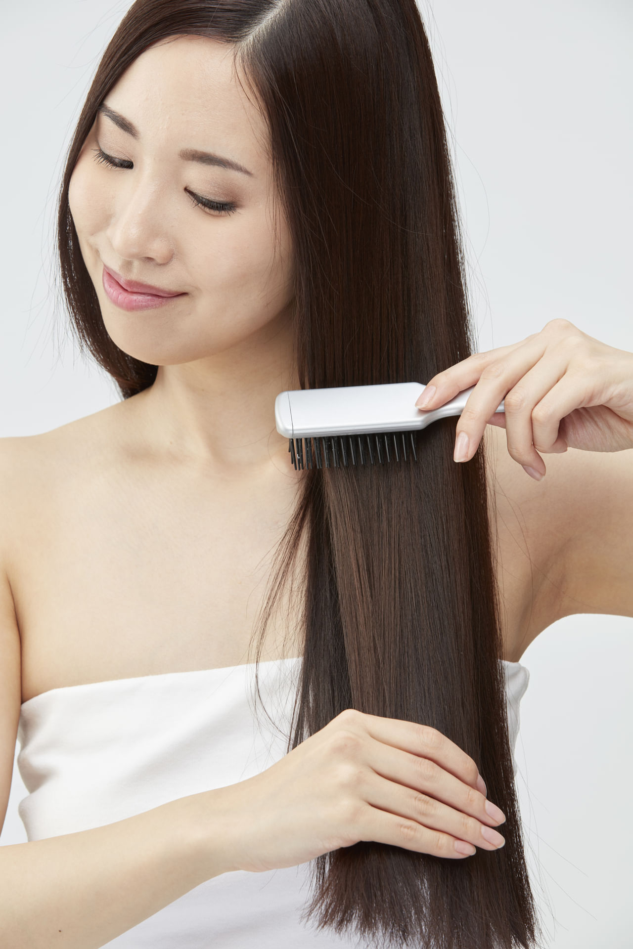 നെല്ലിക്കയിൽ കൊളാജൻ ഉൽപാദനത്തെയും രക്തചംക്രമണത്തെയും പിന്തുണയ്ക്കുന്ന വിറ്റാമിൻ സി ധാരാളമുണ്ട്. ഒരു തവണ നെല്ലിക്ക കഴിക്കുന്നത് ദിവസേന ആവശ്യമായ വിറ്റാമിൻ സിയുടെ 46 ശതമാനം വരെ ലഭിക്കുമെന്നാണ് ആരോ​ഗ്യ വിദ​ഗ്ധർ പറയുന്നത്. കൊളാജൻ ഉല്പാദനം വർദ്ധിക്കുമ്പോൾ തന്നെ മുടിയുടെ പകുതി പ്രശ്നങ്ങൾ പരിഹരിച്ചു എന്നതാണ് സത്യം. (Image Credits: Getty Images)