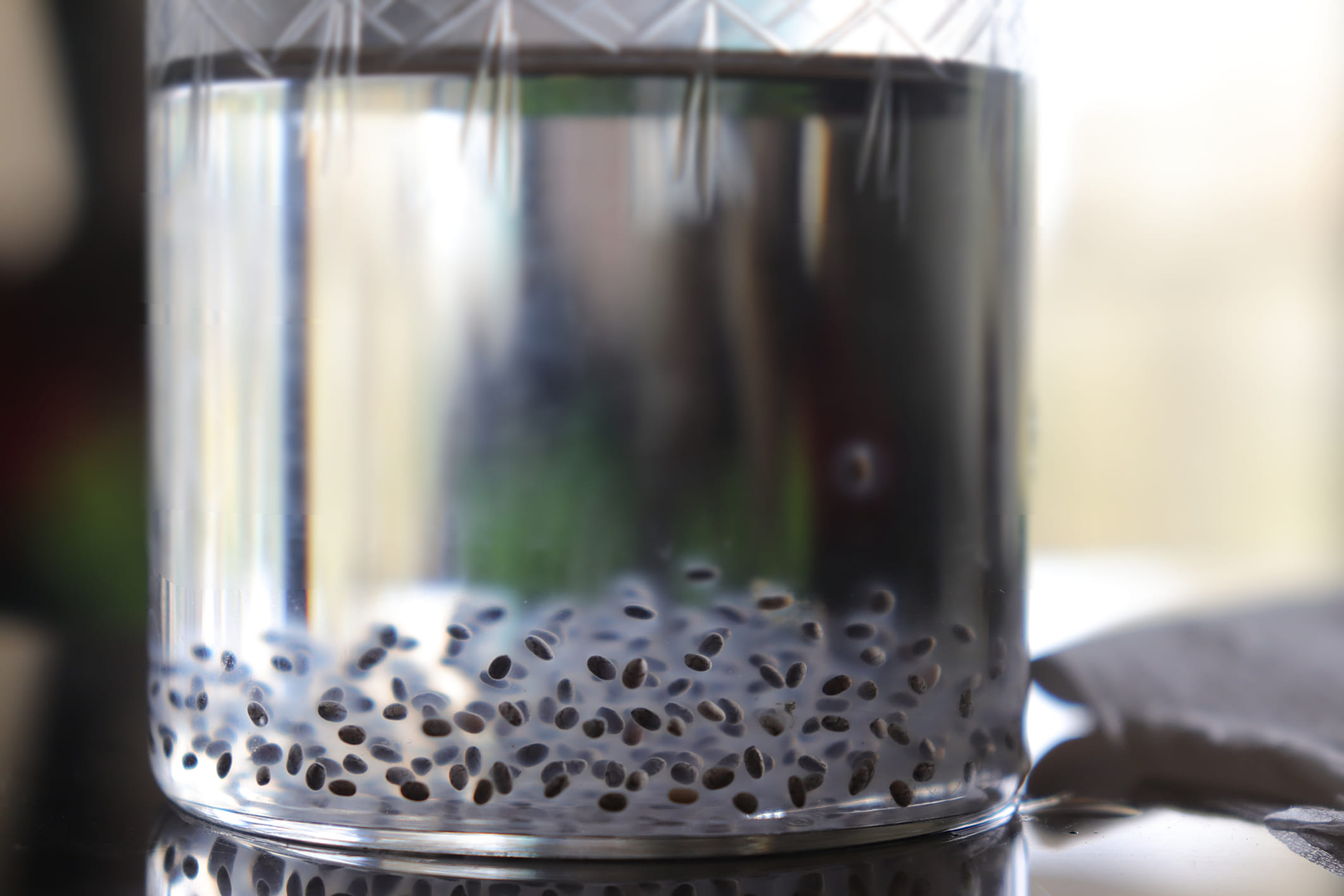 ചിയ വിത്തുകൾ പാലിൽ കുതിർത്ത് കഴിക്കുന്നതാണോ അതോ സാധാ വെള്ളത്തിൽ കുതിർത്ത് കഴിക്കുന്നതാണോ ശരീരഭാരം കുറയ്ക്കാൻ ഏറ്റവും നല്ല മാർ​ഗമെന്നത് പലരിൽ നിന്നും ഉയരുന്ന ചോദ്യമാണ്. ഇക്കാര്യത്തിലുള്ള നിങ്ങളുടെ എല്ലാ സംശയങ്ങളും നമുക്ക് വിശദമായി ഈ ലേഖനത്തിലൂ‌ടെ വായിച്ചറിയാം. (Image Credits: Getty Images)
