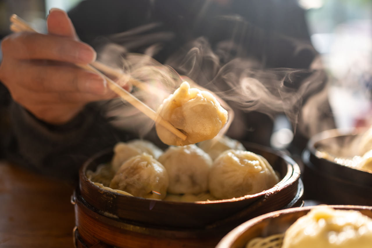 കാലക്രമേണ, അവ നിശബ്ദമായി കലോറി ഉപഭോഗം വർദ്ധിപ്പിക്കുകയും ശരീരഭാരം വർദ്ധിപ്പിക്കാൻ കാരണമാകുകയും ഇൻസുലിൻ ഫലപ്രദമായി നിയന്ത്രിക്കാനുള്ള നിങ്ങളുടെ ശരീരത്തിന്റെ കഴിവിനെ ഇല്ലാതാക്കുകയും ചെയ്യുന്നു. കൂടാതെ വൃത്തിഹീനമായ സാഹചര്യത്തിൽ ഇവ തയ്യാറാക്കുമ്പോൾ സ്റ്റാഫൈലോകോക്കസ് ഓറിയസ്, സാൽമൊണെല്ല, മറ്റ് ബാക്ടീരിയകൾ തുടങ്ങിയവ ശരീരത്തിലെത്തുകയും ​ഗുരുതരമായ ആരോ​ഗ്യ പ്രശ്നങ്ങൾക്ക് കാരണമാകുകയും ചെയ്യുന്നു.Credits: Getty Images and Unsplash