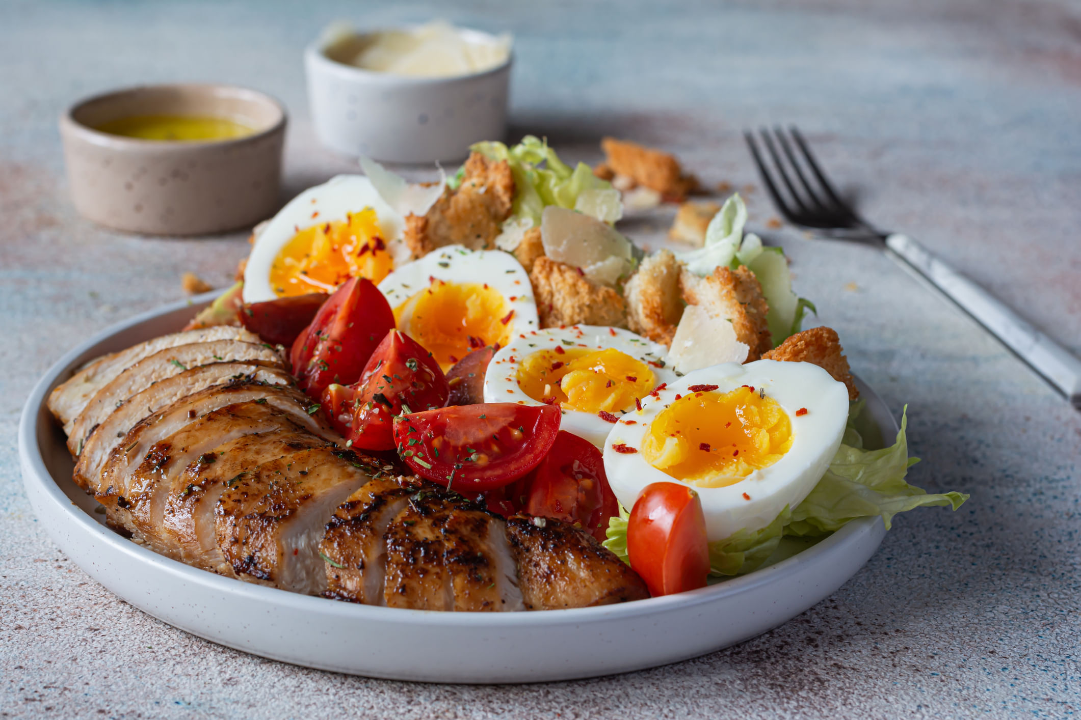 ചിക്കനിലായാലും മുട്ടയിലായാലും ആരോ​ഗ്യ ​ഗുണങ്ങൾ ഏറെയാണ്. തലച്ചോറ്, കണ്ണ്, ഉപാപചയ ആരോഗ്യം എന്നിവ വർദ്ധിപ്പിക്കുന്ന കോളിൻ, ആരോഗ്യകരമായ കൊഴുപ്പുകൾ, ആന്റിഓക്‌സിഡന്റുകൾ തുടങ്ങിയ അവശ്യ പോഷകങ്ങൾ മുട്ടയിൽ നിന്നാണ് ലഭിക്കുന്നത്. എന്നാൽ, പേശി വളർച്ച ശരീരഭാരം നിയന്ത്രിക്കുക ഉപാപചയ പ്രവർത്തനം മെച്ചപ്പെടുത്തുക എന്നിവയ്ക്ക് ആവശ്യമായ പ്രോട്ടീൻ ചിക്കനിലുണ്ട്. (Image Credits: Getty Images)
