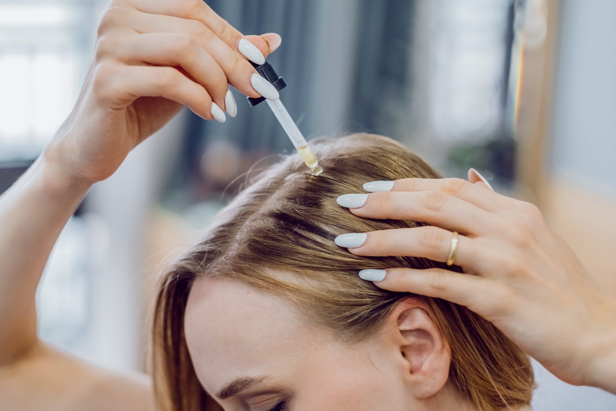 കട്ടിയുള്ള തിളക്കമുള്ള ഇടതൂർന്ന മുടിയാർക്കാണ് ഇഷ്ടമല്ലാത്തത്. മുടി വളരാൻ ഒട്ടനവധി വീട്ടുവൈദ്യങ്ങൾ പരീക്ഷിക്കുന്നവരാണ് നമ്മളിൽ മിക്കവരും. അതിൽ ഏറ്റവും പ്രചാരത്തിലുള്ള ഒന്നാണ് തൈരും പാലും. പക്ഷേ ഇവയിലേതാണ് നിങ്ങളുടെ മുടിക്ക് നല്ലെതെന്ന് ചിന്തിച്ചിട്ടുണ്ടോ. തൈര് നിങ്ങളുടെ തലയോട്ടിക്ക് ആവശ്യമായ പ്രോട്ടീനുകൾ, വിറ്റാമിനുകൾ, പ്രോബയോട്ടിക്കുകൾ എന്നിവ നൽകുന്നു. (Image Credits: Getty Images)