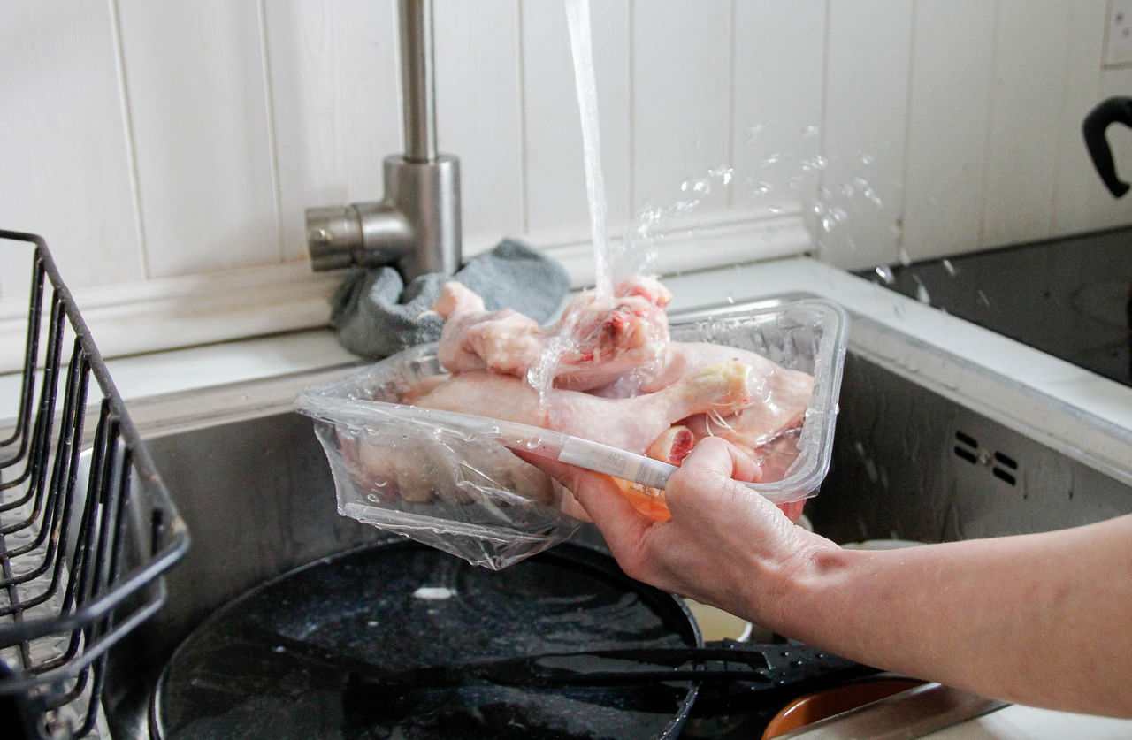 ഇറച്ചി, മീൻ എന്നിവ വീട്ടിലേക്ക് വാങ്ങിച്ചാൽ ചില സമയങ്ങളിൽ എങ്ങനെയൊക്കെ സൂക്ഷിച്ചാലും കേടാകാറുണ്ട്. ചില കാര്യങ്ങൾ ശ്രദ്ധിച്ചാൽ ഇറച്ചിയും മീനും കേടാകാതെ സൂക്ഷിക്കാനാകും. ആരോ​ഗ്യം പ്രധാനമായതിനാൽ എത്രനാൾ ചിക്കൻ ഫ്രിഡ്ജിൽ സൂക്ഷിക്കാം എന്നതും അറിഞ്ഞിരിക്കണം. കൂടാതെ ഫ്രിഡ്ജിൽ വച്ച ചിക്കൻ എപ്പോഴാണ് കേടാകാൻ തുടങ്ങുന്നതെന്നും അറിയാം. (Image Credits: Getty Images)