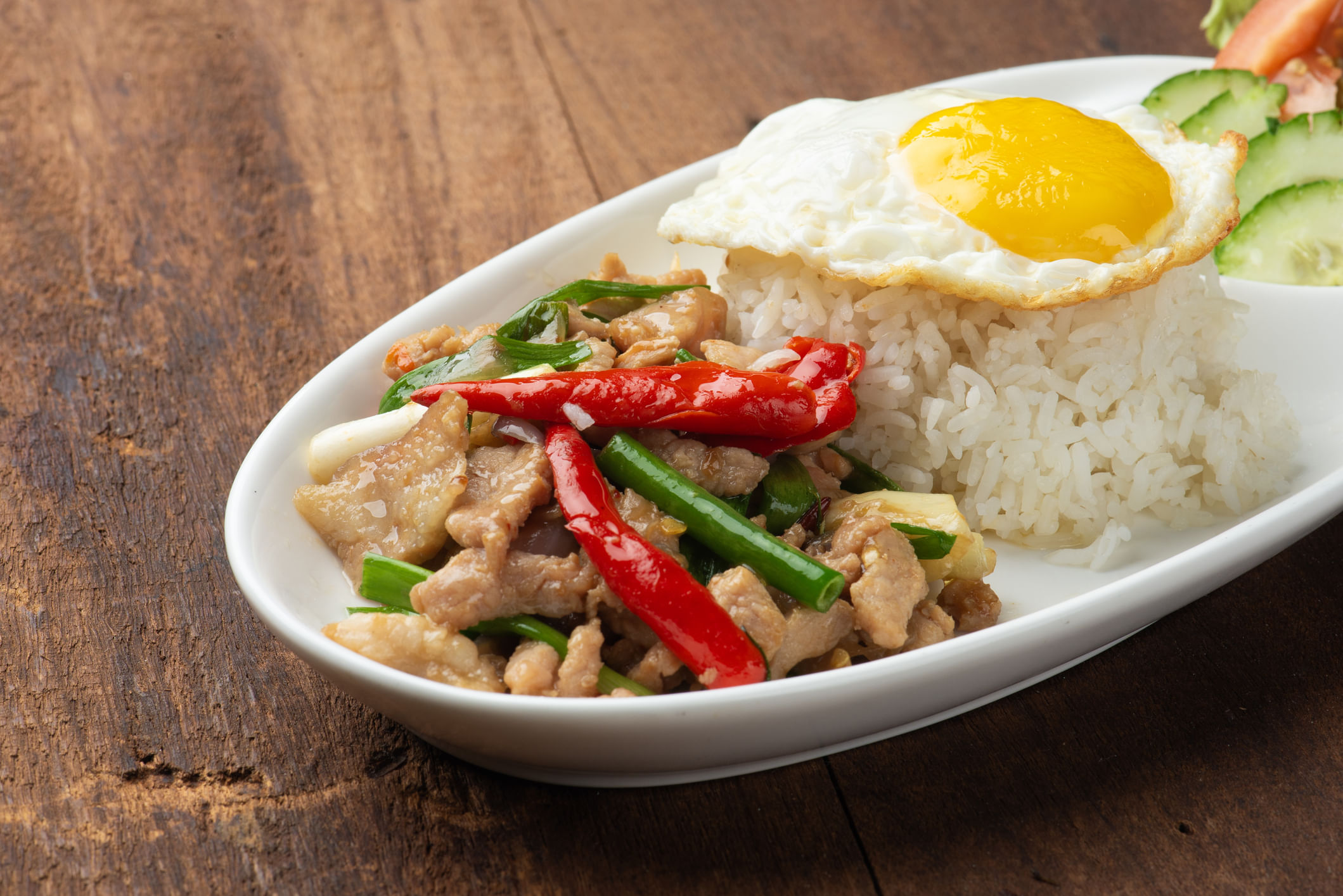 ചിക്കനിൽ സെലിനിയവും ഫോസ്ഫറസും അടങ്ങിയിട്ടുണ്ട്, ഇത് തൈറോയ്ഡ് ആരോഗ്യത്തിനും അസ്ഥികളുടെ ശക്തിക്കും കോശങ്ങൾക്കും വളരെ നല്ലതാണ്. ചിക്കനായാലും മുട്ടയായാലും തിരഞ്ഞെടുക്കുന്നത് പൂർണ്ണമായും നിങ്ങളെ ആശ്രയിച്ചിരിക്കുന്നു. മെലിഞ്ഞ പ്രോട്ടീനിലും പേശികളുടെ വികാസത്തിലും ശ്രദ്ധ കേന്ദ്രീകരിക്കുന്നവർക്ക് ചിക്കൻ അനുയോജ്യമാണ്. (Image Credits: Getty Images)
