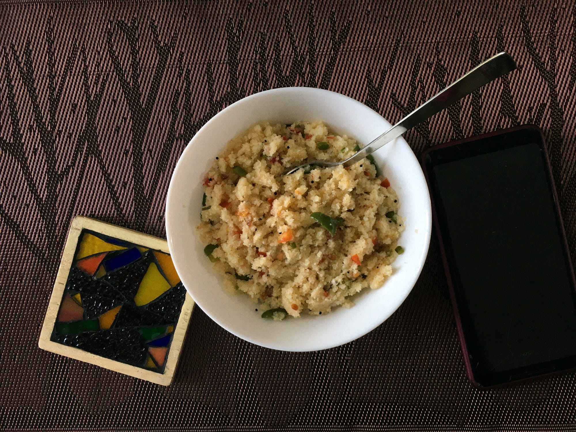 കടുക് പൊട്ടി തുടങ്ങുമ്പോൾ കറിവേപ്പില, ചുവന്നുള്ളി, ഇഞ്ചി, പച്ചമുളക് ഇവ ചേർത്ത് പച്ചമണം മാറുന്നതുവരെ വഴറ്റുക.ഇതിലേക്ക് മഞ്ഞൾപൊടി ചേർത്തതിനു ശേഷം അരിഞ്ഞുവച്ച ക്യാരറ്റ്, ബീൻസ്, തക്കാളി എന്നിവ ചേർത്ത് വഴറ്റുക.
