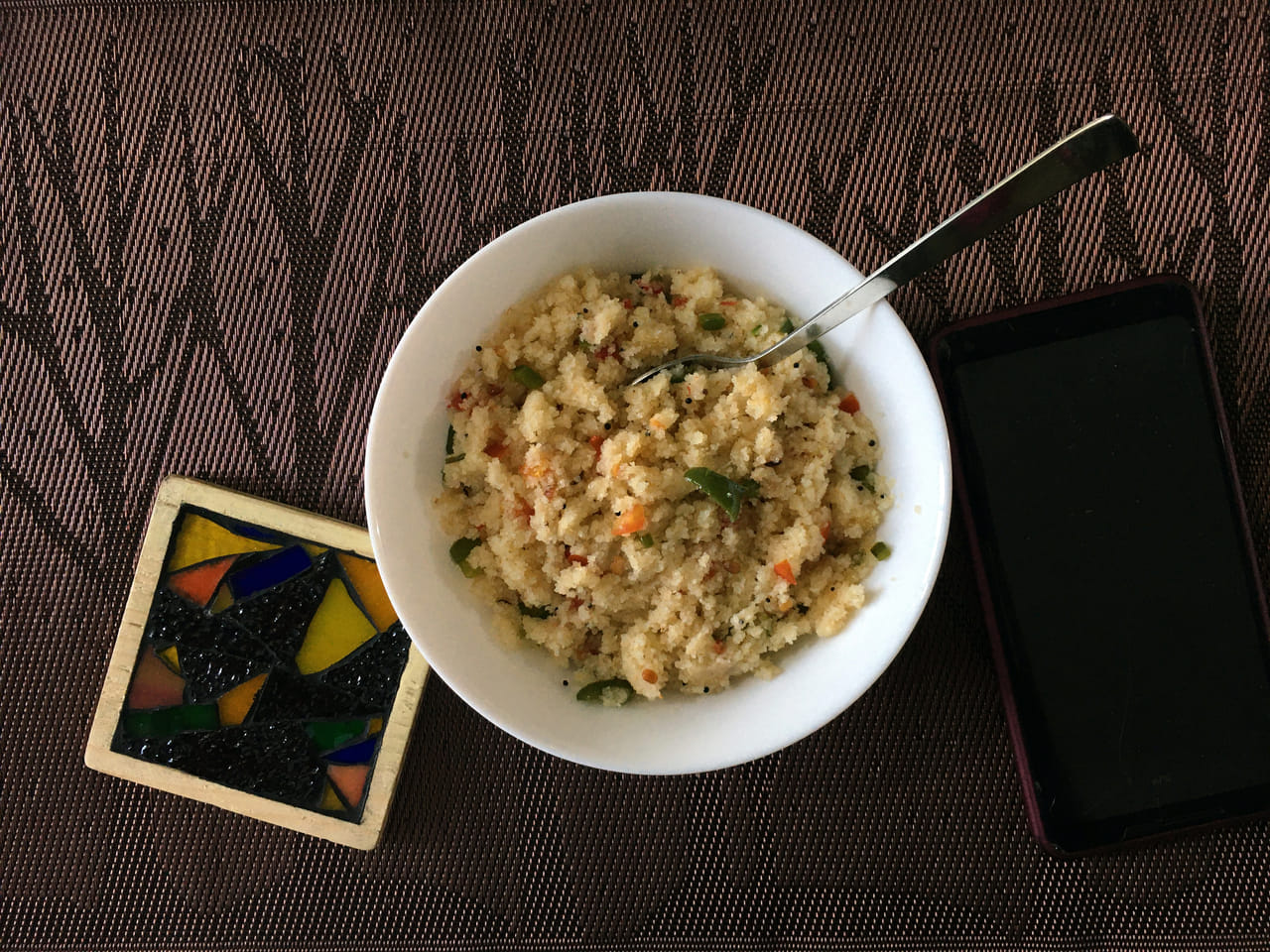 കടുക് പൊട്ടി തുടങ്ങുമ്പോൾ കറിവേപ്പില, ചുവന്നുള്ളി, ഇഞ്ചി, പച്ചമുളക് ഇവ ചേർത്ത് പച്ചമണം മാറുന്നതുവരെ വഴറ്റുക.ഇതിലേക്ക് മഞ്ഞൾപൊടി ചേർത്തതിനു ശേഷം അരിഞ്ഞുവച്ച ക്യാരറ്റ്, ബീൻസ്, തക്കാളി എന്നിവ ചേർത്ത് വഴറ്റുക.