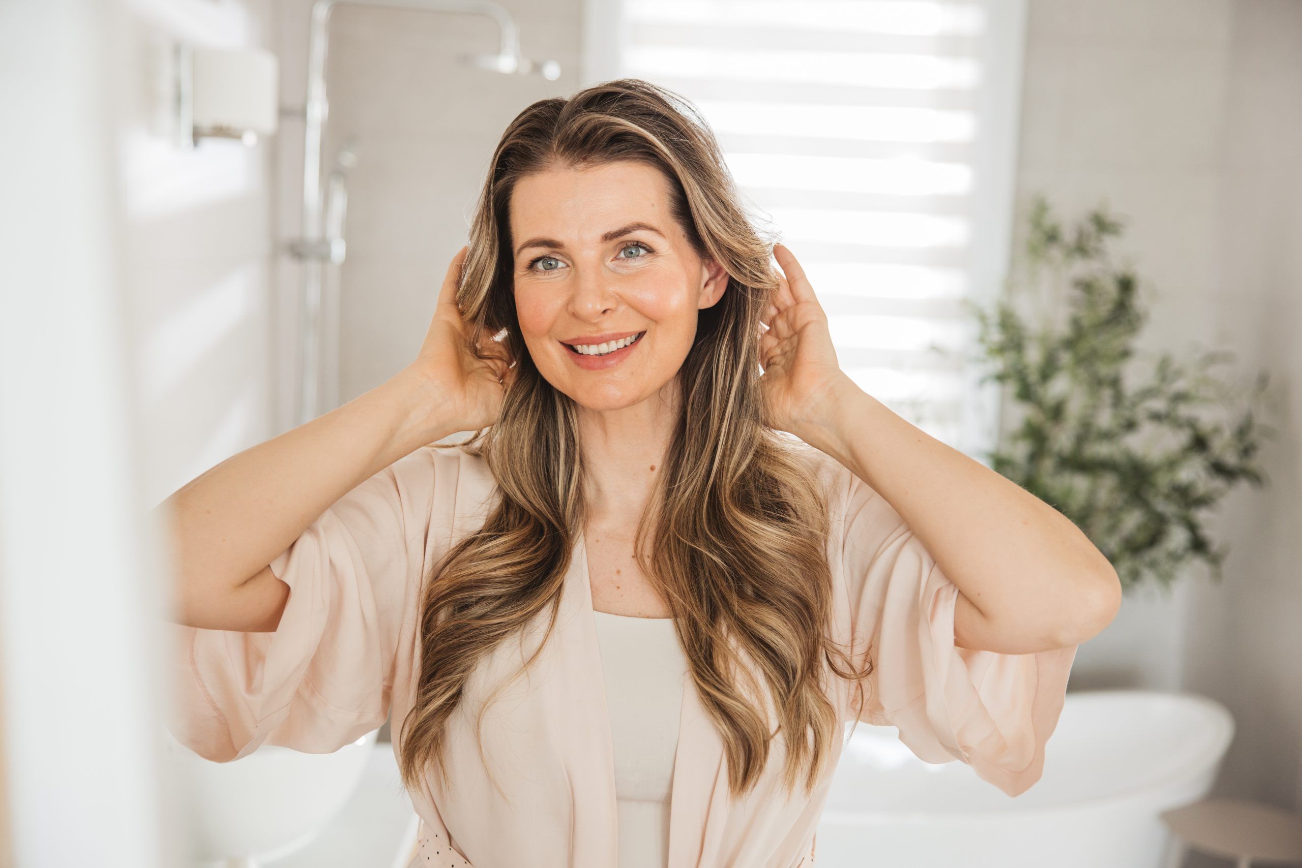 തൈരിലെ ലാക്റ്റിക് ആസിഡ് ഒരു പ്രകൃതിദത്ത എക്സ്ഫോളിയന്റ് പോലെ മുടിയിൽ പ്രവർത്തിക്കുന്നു. ഇത് നിങ്ങളുടെ തലയോട്ടിയിലെ മൃതകോശങ്ങളെ നീക്കം ചെയ്യുകയും രോമകൂപങ്ങൾ ശക്തമാകുകയും ചെയ്യുന്നു. തൈരിൽ ഒരു ടേബിൾസ്പൂൺ തേനും കുറച്ച് നാരങ്ങാനീരും ചേർക്കുക. 20-30 മിനിറ്റ് നേരം തലയിൽ പുരട്ടി വച്ചിട്ട് ഷാംപൂ ഉപയോഗിച്ച് കഴുകുക.(Image Credits: Getty Images)  
