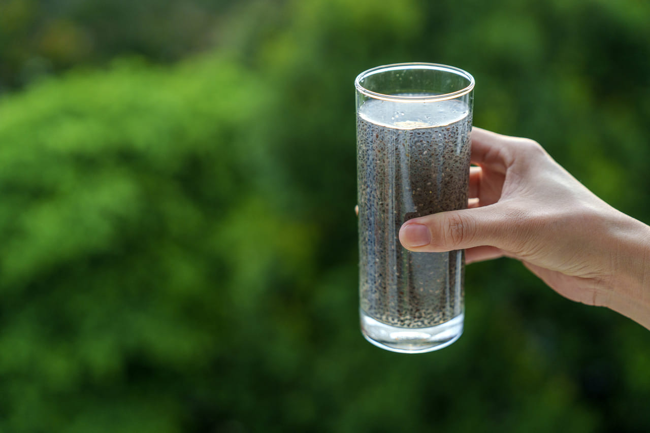 ശരീരഭാരം കുറയ്ക്കുന്നവരുടെ ഭക്ഷണത്തിൽ ഏറ്റവുമധികം പ്രാധാന്യം നൽകിയിരിക്കുന്ന ഒന്നാണ് ചിയ വിത്തുകൾ. സ്മൂത്തികളിലും സാലഡുകളിലും എല്ലാം കഴിക്കാൻ പറ്റുന്ന ഒന്നുകൂടിയാണ് ചിയ വിത്തുകൾ. ദഹനം മെച്ചപ്പെടുത്തുന്നതിന് കുതിർത്ത ചിയ വിത്തുകളാണ് ഭക്ഷണത്തിൽ ഉൾപ്പെടുത്തുന്നത്. (Image Credits: Getty Images)